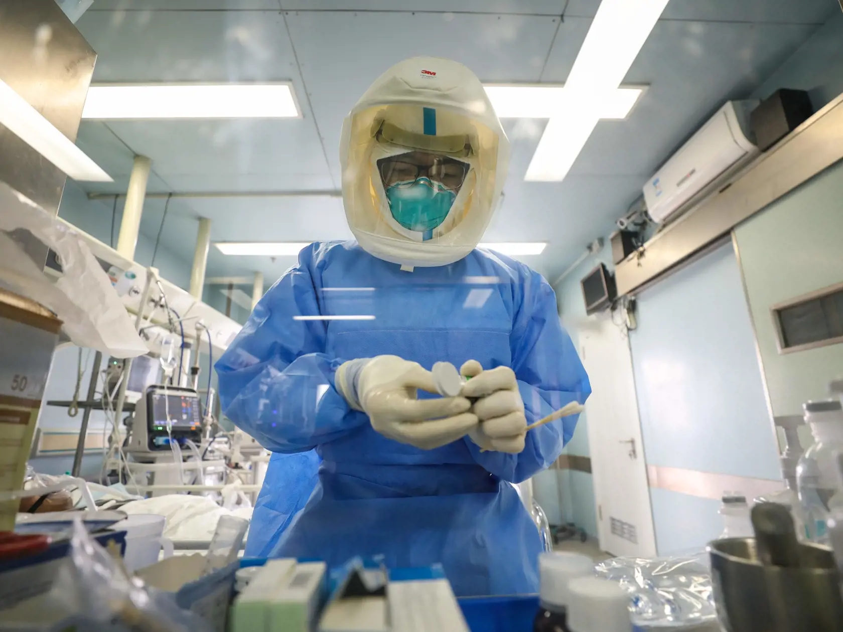 S plným nasadením kapacít súkromných a štátnych laboratórií odhaduje štát v priebehu týždňov počet testovaných pacientov až na 4000 denne.
