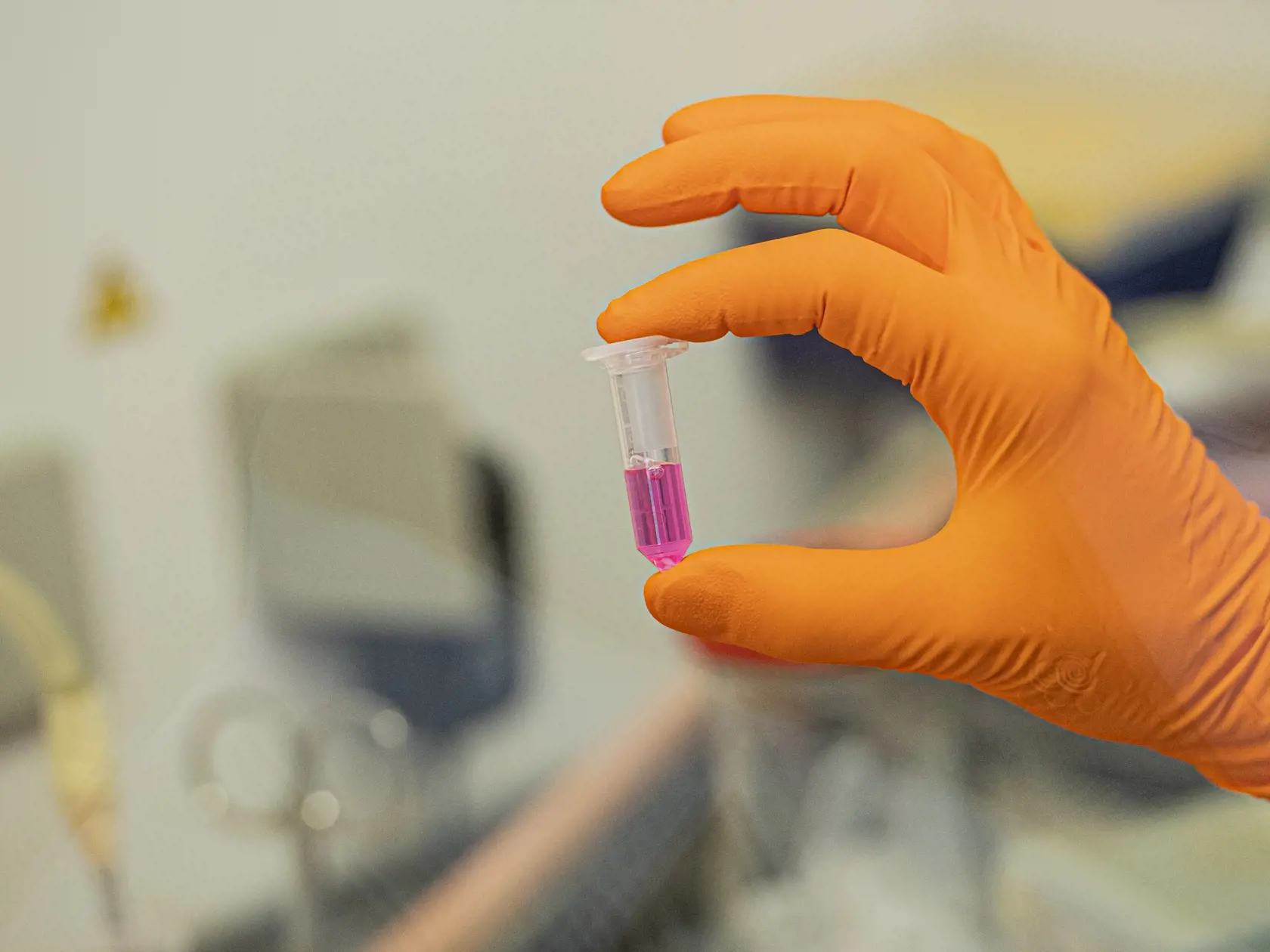 S plným nasadením kapacít súkromných a štátnych laboratórií odhaduje štát v priebehu týždňov počet testovaných pacientov až na 4000 denne.