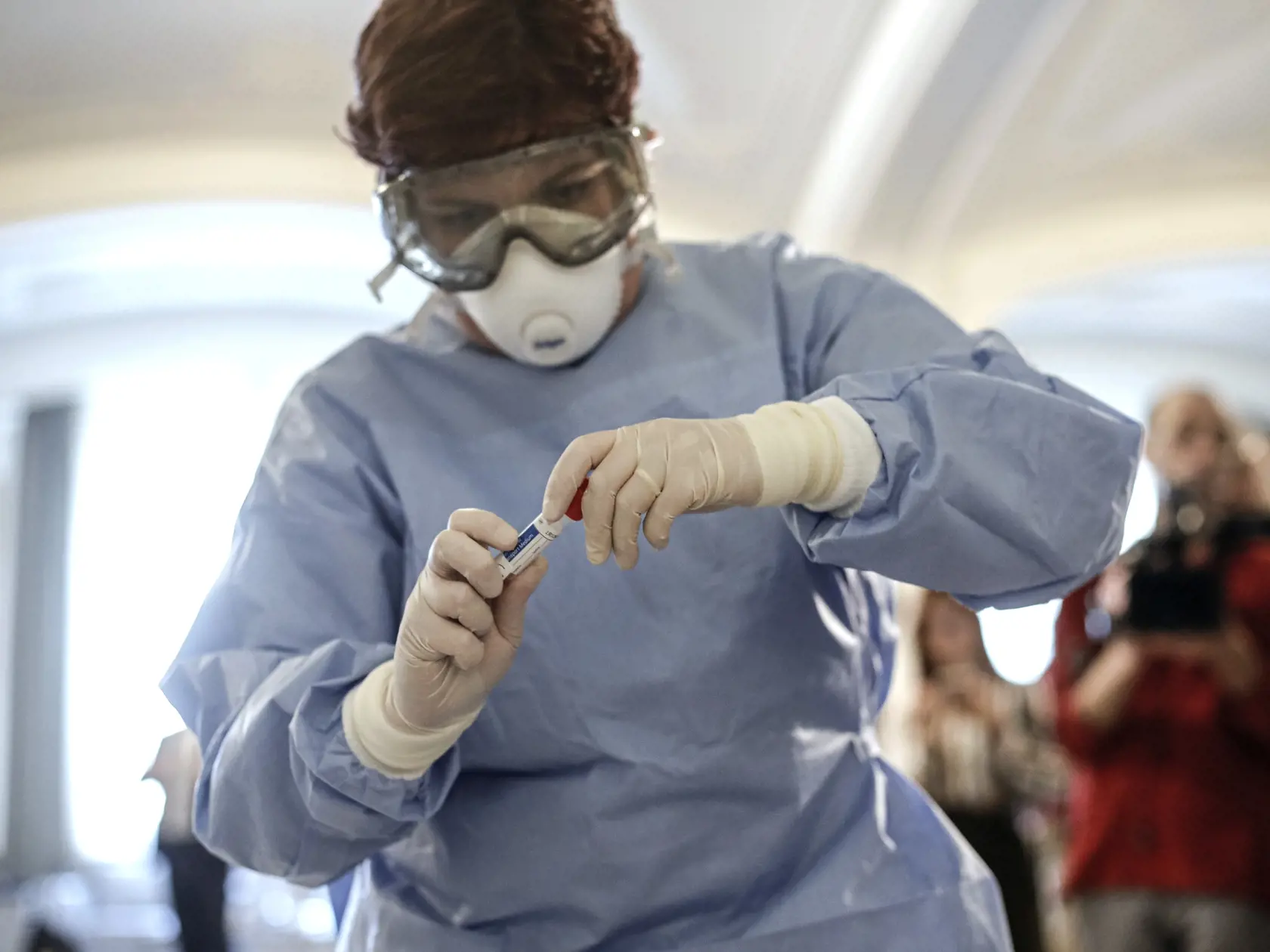 S plným nasadením kapacít súkromných a štátnych laboratórií odhaduje štát v priebehu týždňov počet testovaných pacientov až na 4000 denne.