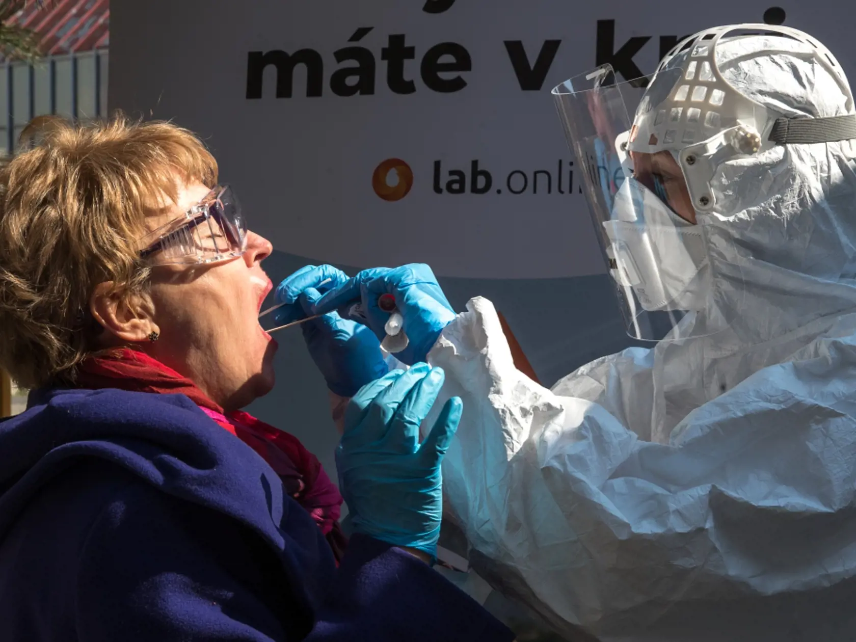 S plným nasadením kapacít súkromných a štátnych laboratórií odhaduje štát v priebehu týždňov počet testovaných pacientov až na 4000 denne.