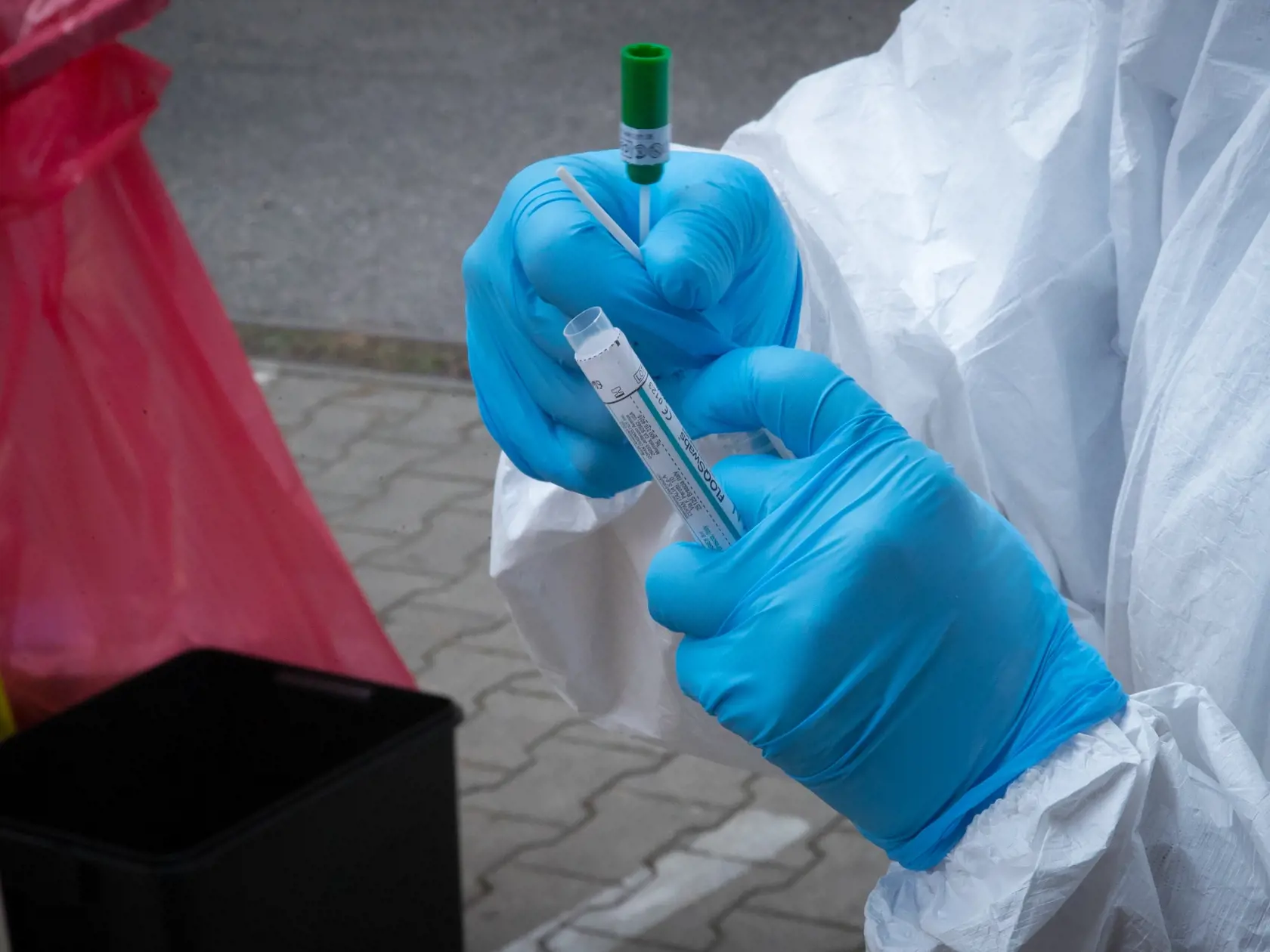 S plným nasadením kapacít súkromných a štátnych laboratórií odhaduje štát v priebehu týždňov počet testovaných pacientov až na 4000 denne.