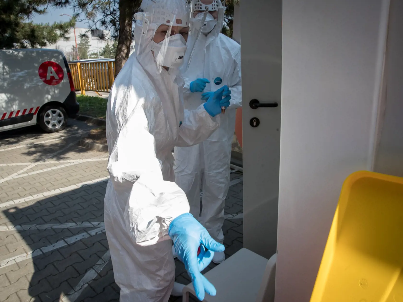 S plným nasadením kapacít súkromných a štátnych laboratórií odhaduje štát v priebehu týždňov počet testovaných pacientov až na 4000 denne.