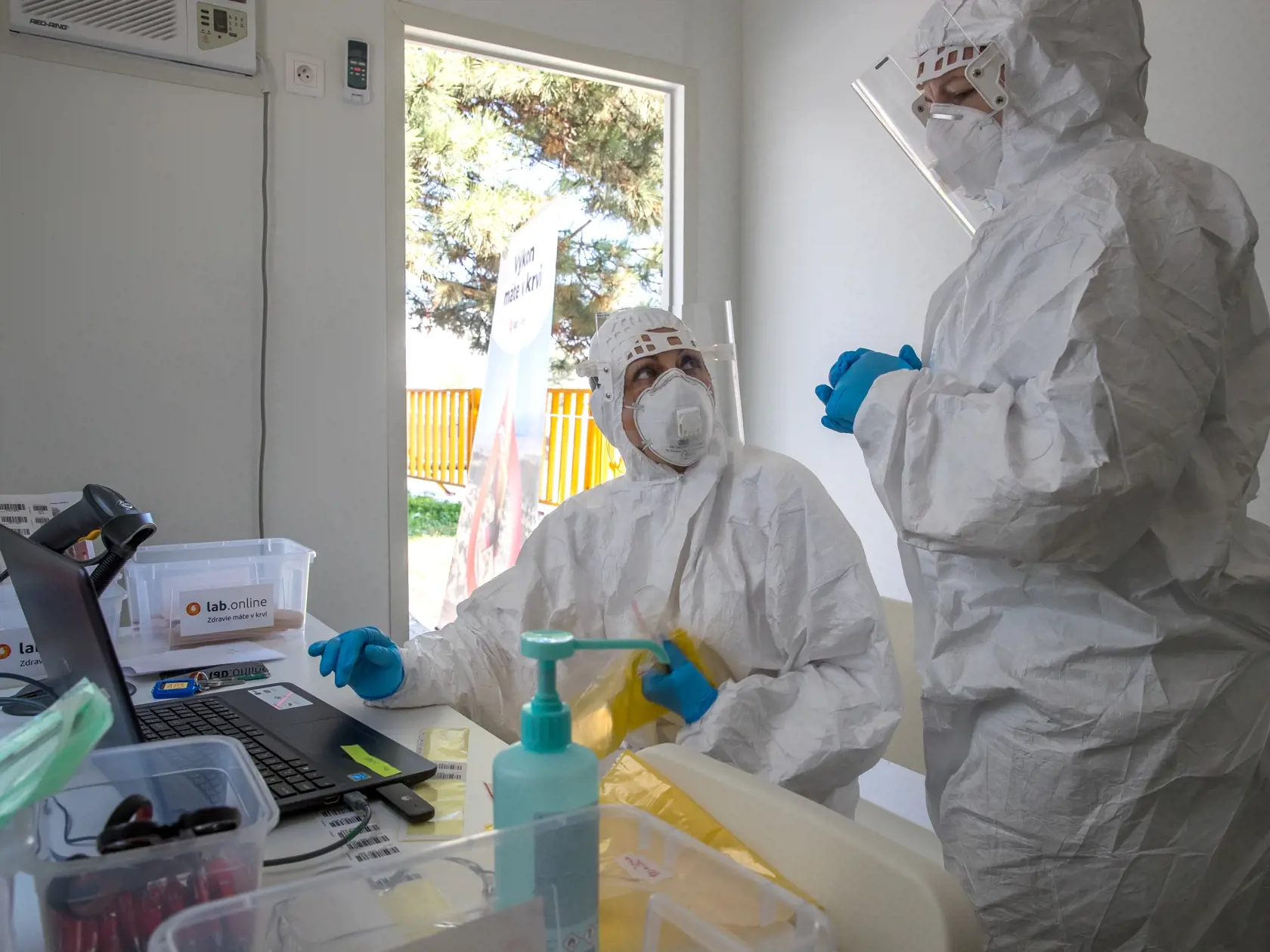 S plným nasadením kapacít súkromných a štátnych laboratórií odhaduje štát v priebehu týždňov počet testovaných pacientov až na 4000 denne.