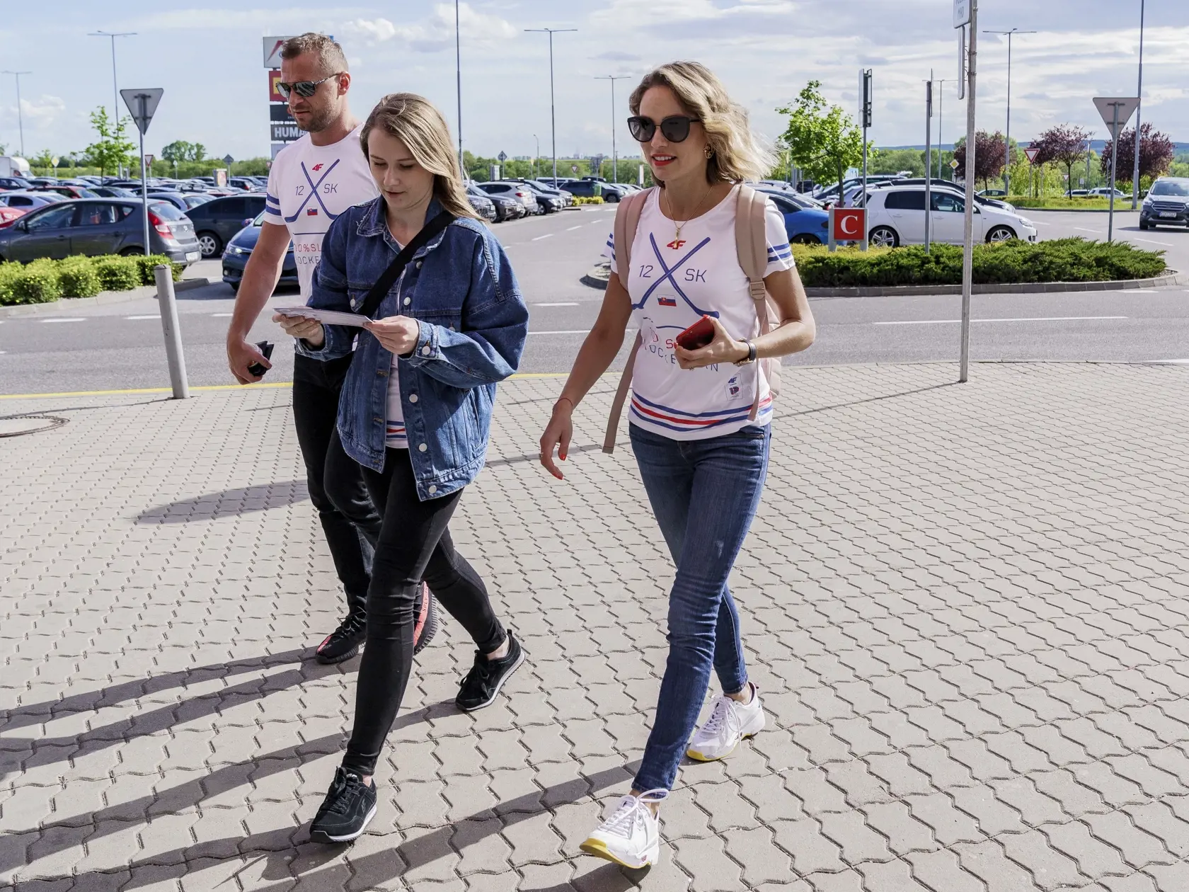 Na snímke Marián Gáborik a Ivana Surovcová počas dobročinnej akcie v košikom nákupnom centre. Dvojica pricestovala podporiť predaj tričiek, výťažok z ktorého putuje do nadácie Mariána Gáborika.