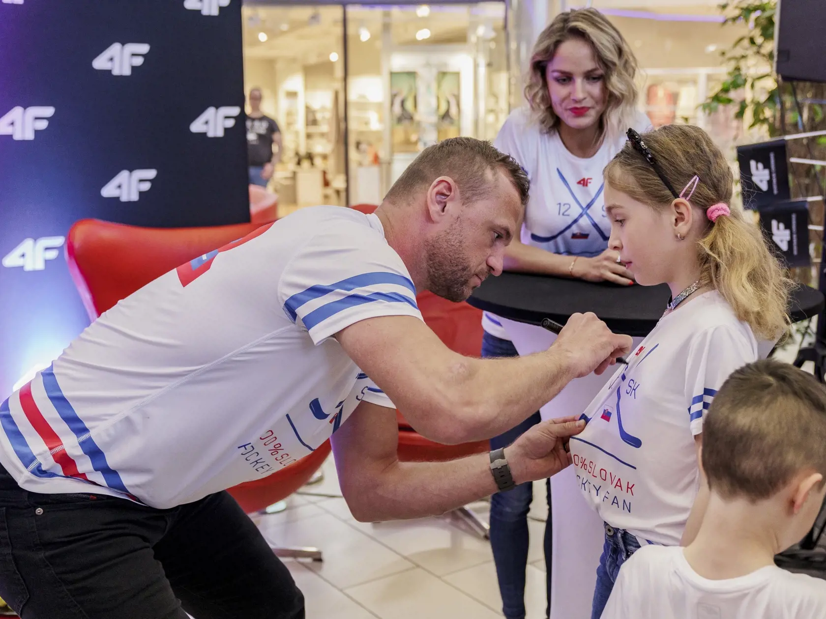 Na snímke Marián Gáborik a Ivana Surovcová počas dobročinnej akcie v košikom nákupnom centre. Dvojica pricestovala podporiť predaj tričiek, výťažok z ktorého putuje do nadácie Mariána Gáborika.