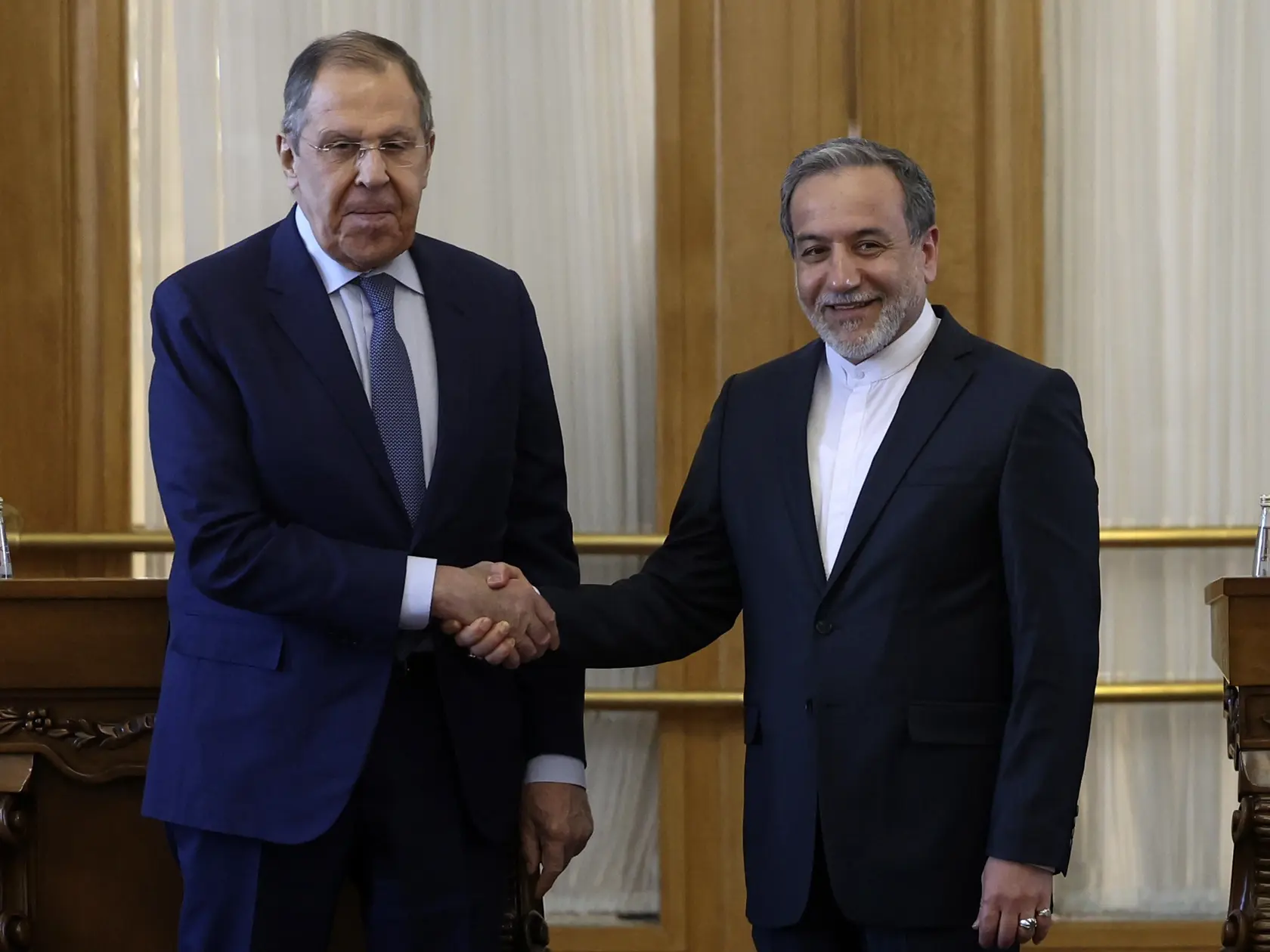 KK35 Teherán - Iránsky minister zahraničných vecí Abbás Arakčí (vpravo) a ruský minister zahraničných vecí Sergej Lavrov si podávajú ruky počas tlačovej konferencie v Teheráne 25. februára 2025. FOTO TASR/AP
Iranian Foreign Minister Abbas Araghchi, right, and his Russian counterpart Sergey Lavrov shake hands at the conclusion of their joint press conference, in Tehran, Iran, Tuesday, Feb. 25, 2025. (AP Photo)