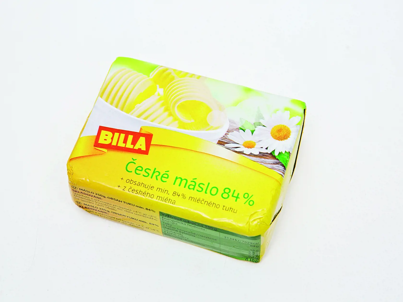 ČESKÉ MÁSLO BILLA, 250 g 
Krajina pôvodu Česko, obsah mliečneho tuku: 84 %. Energia v 100 g: 3 134 kJ, bielkoviny: 0,7 g, sacharidy: 0,8 g, tuky: 84 g a soľ: 0,1 g.
REDAKCIA HODNOTÍ: Maslo pekne vonia, v porovnaní s ostatnými má svetlejšiu farbu a viac mliečneho tuku. Hoci má extra hustú konzistenciu, pri izbovej teplote sa dobre roztiera. Chuť je dobrá, s mierne sladkastou dochuťou a s ľahkým slaným akcentom.