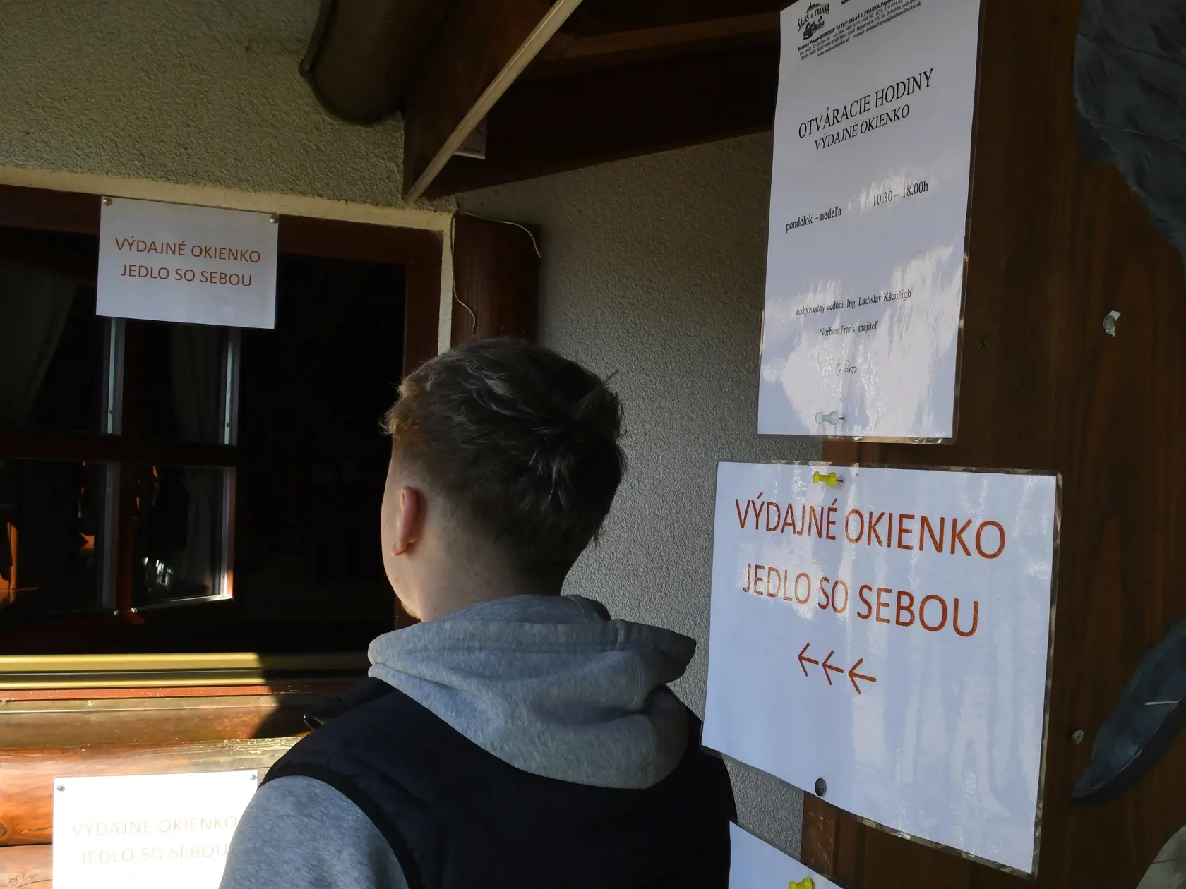 V čiernych okresoch sú podmienky najprísnejšie. Zakázané sú svadby, oslavy či večierky a podujatia v prevádzkach verejného stravovania. Zatvorené zostanú aj fitness centrá, wellness, akvaparky i prírodné a liečivé kúpele.