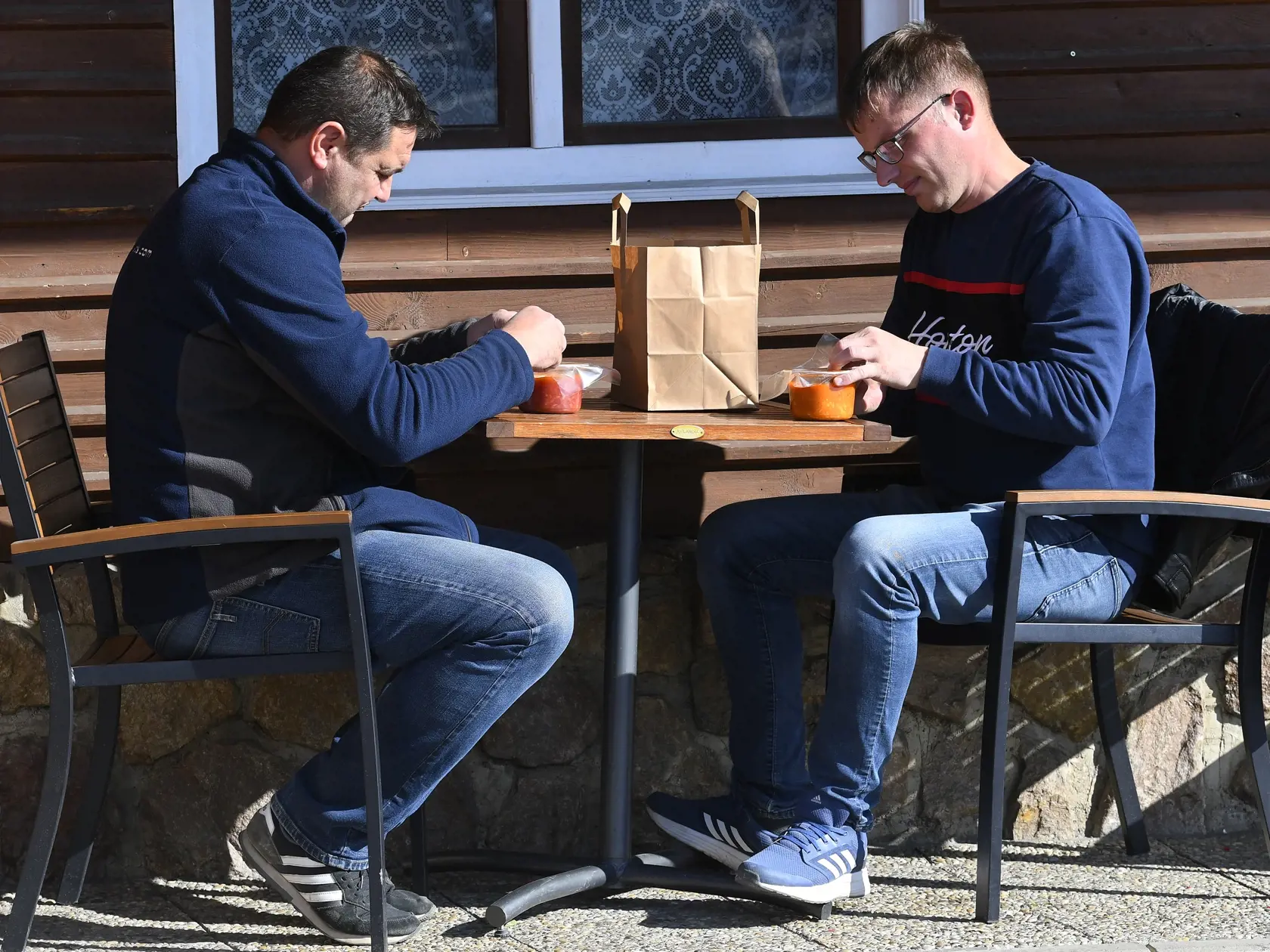 V čiernych okresoch sú podmienky najprísnejšie. Zakázané sú svadby, oslavy či večierky a podujatia v prevádzkach verejného stravovania. Zatvorené zostanú aj fitness centrá, wellness, akvaparky i prírodné a liečivé kúpele.