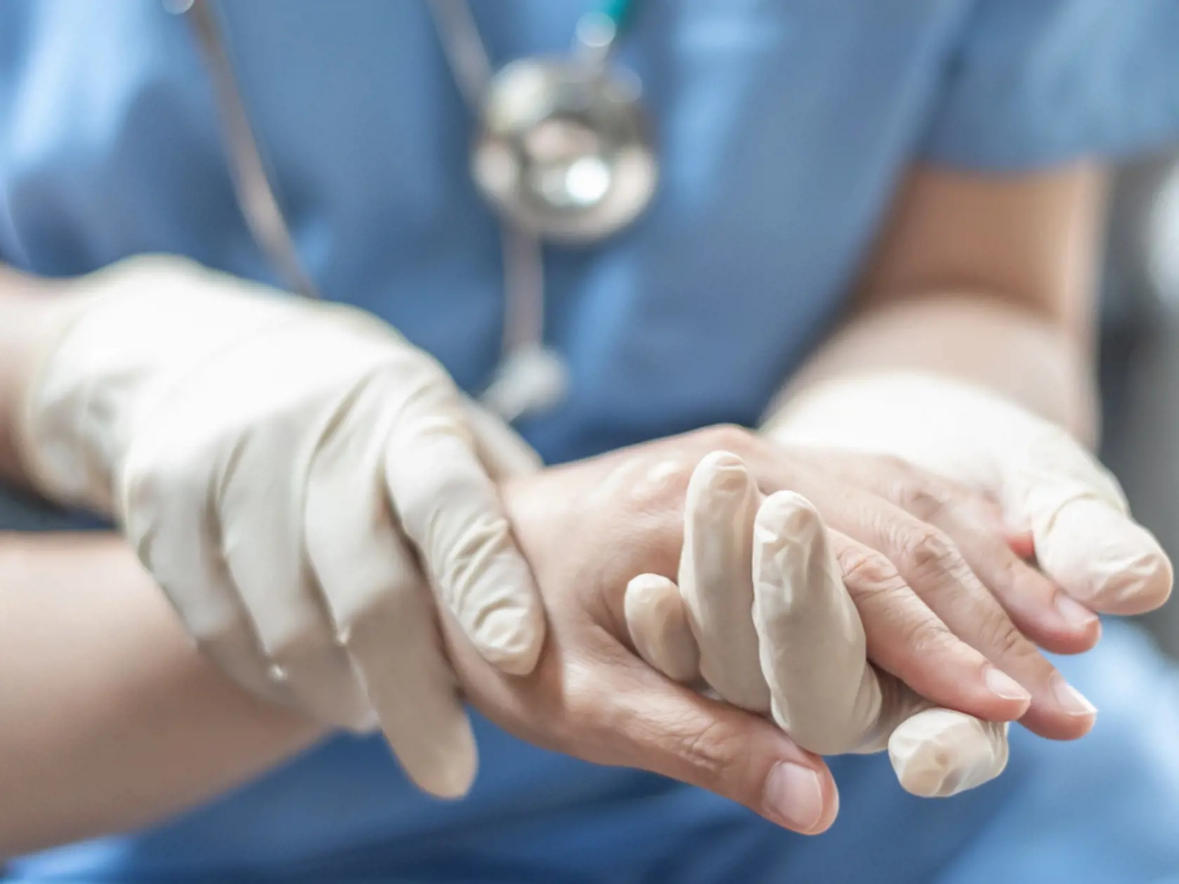 Najznámejšou účinnou látkou, ktorá môže vyvolať závislosť je ketamín. Využíva sa proti bolesti. Bežne sa v medicíne podáva ako anestetikum pre ľudí, ktorí musia podstúpiť nepríjemný zákrok ako napríklad rezanie vredu či nápravu vykĺbeného ramena. V posledných rokoch sa využíva aj na liečbu depresie. Po častom užívaní vznikajú poruchy vedomia, popísané sú i toxické psychózy. Vzniká veľmi výrazná psychická závislosť. Z fyziologických funkcií spomaľuje činnosť srdca a môže spôsobiť kŕč hlasiviek, po ktorom užívateľ potrebuje umelé dýchanie.