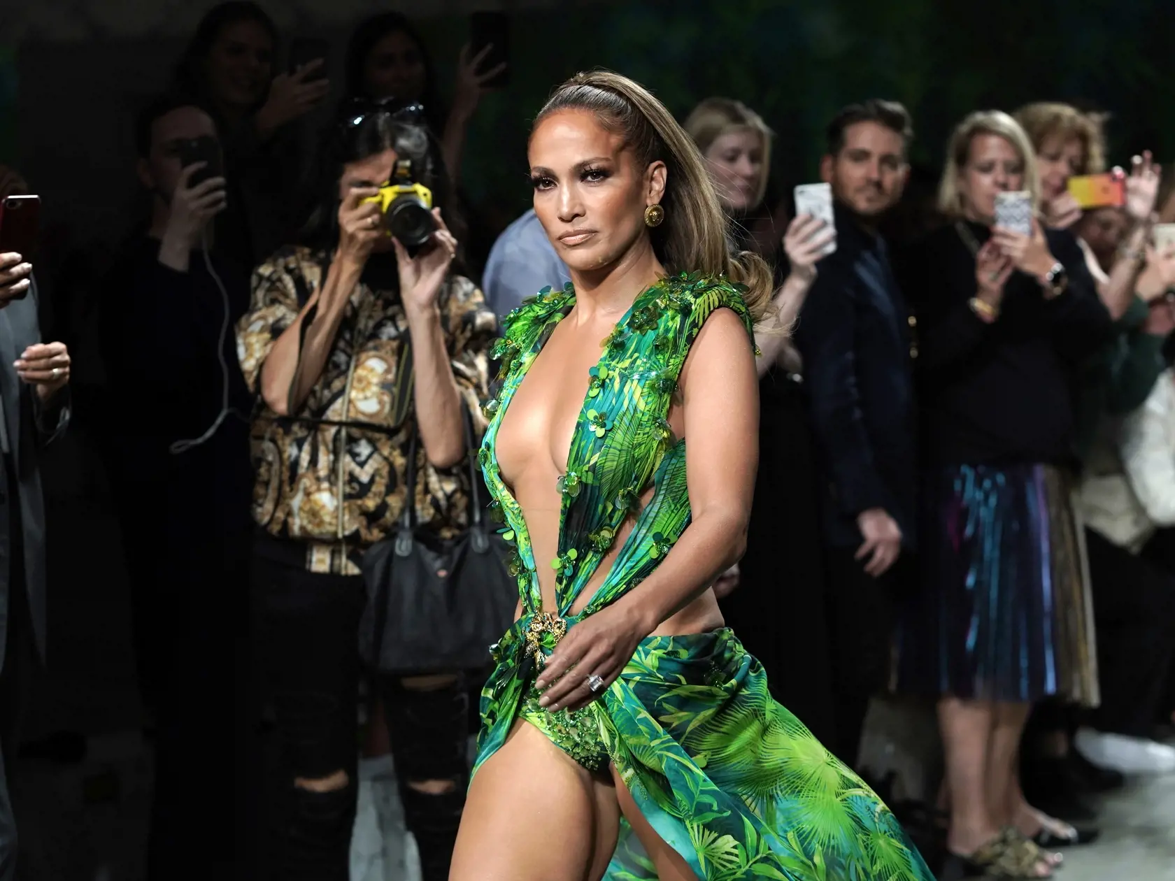 Jennifer Lopez na módnej prehliadke Versace v talianskom Miláne.