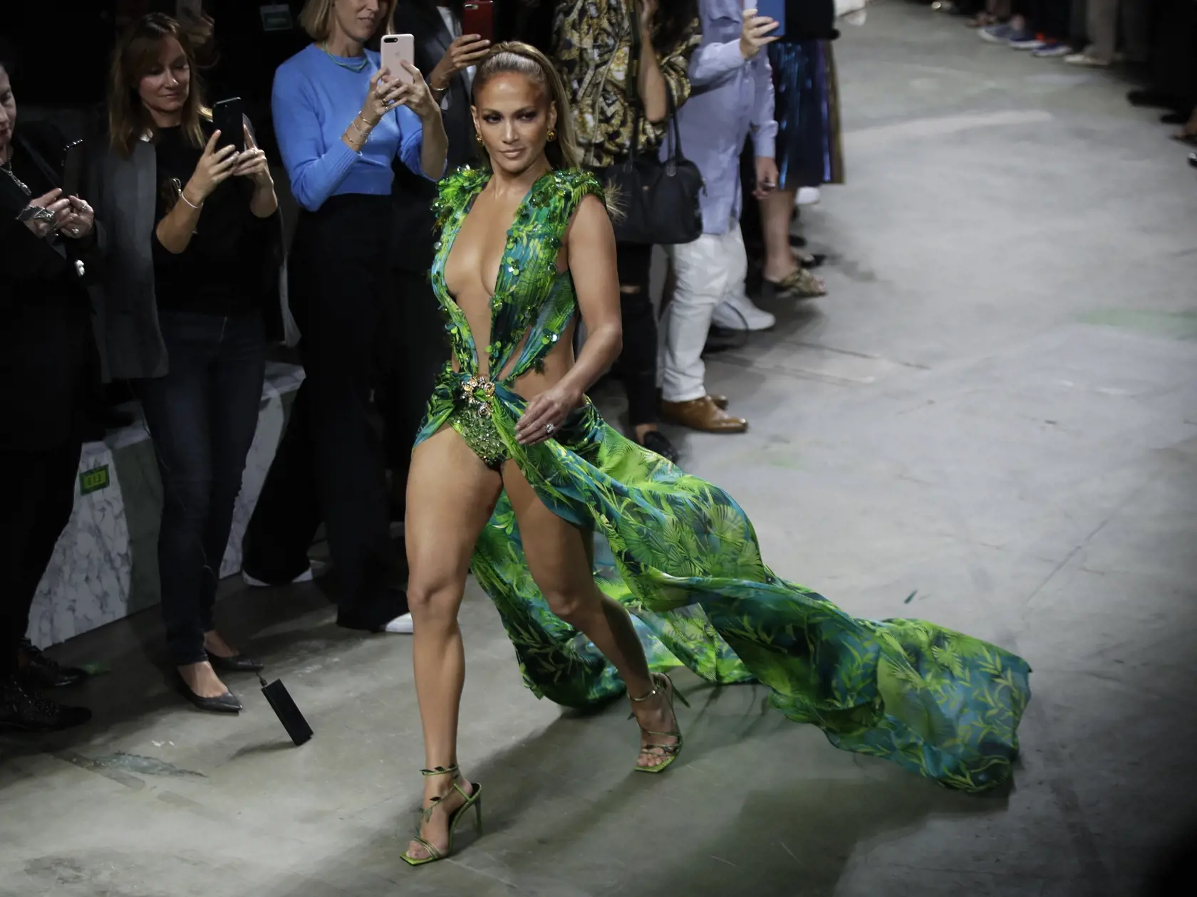 Jennifer Lopez na módnej prehliadke Versace v talianskom Miláne.