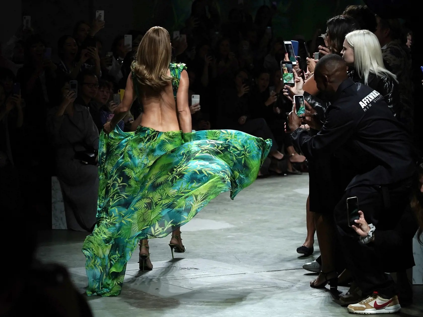 Jennifer Lopez na módnej prehliadke Versace v talianskom Miláne.