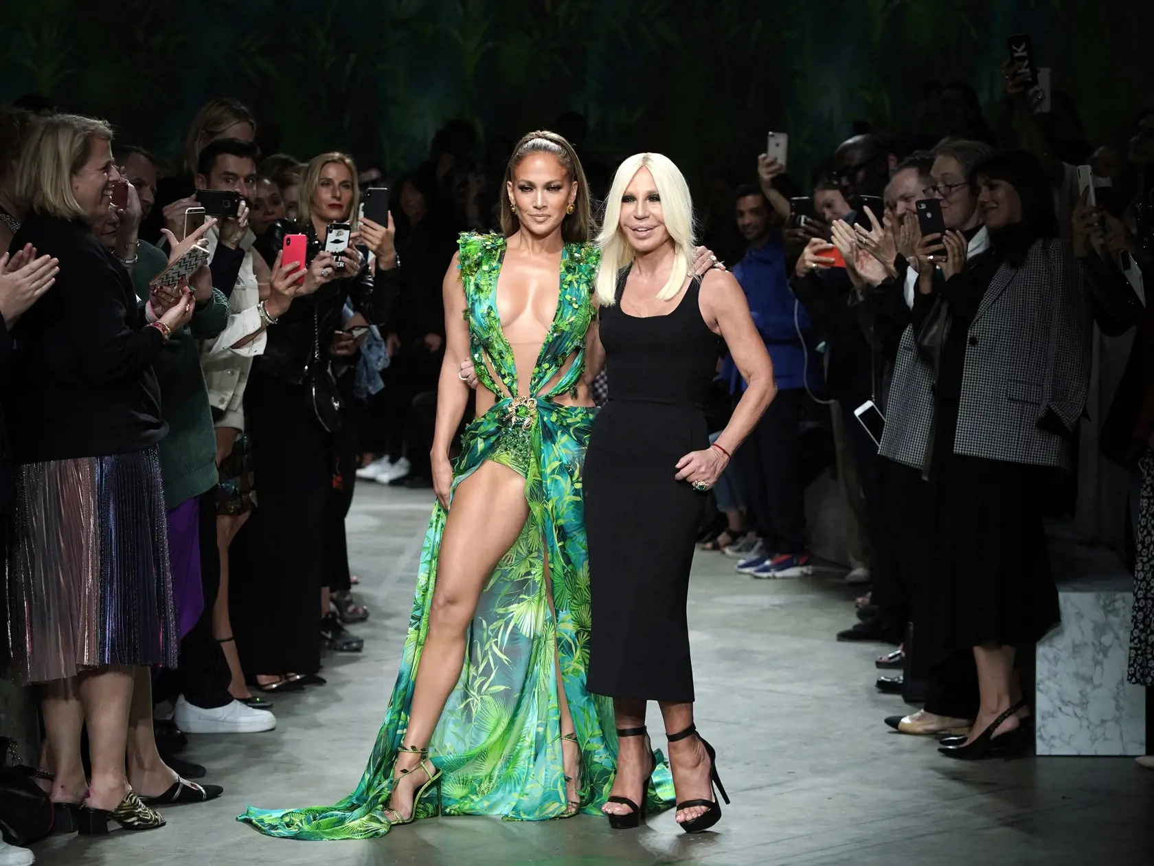 Jennifer Lopez na módnej prehliadke Versace v talianskom Miláne.