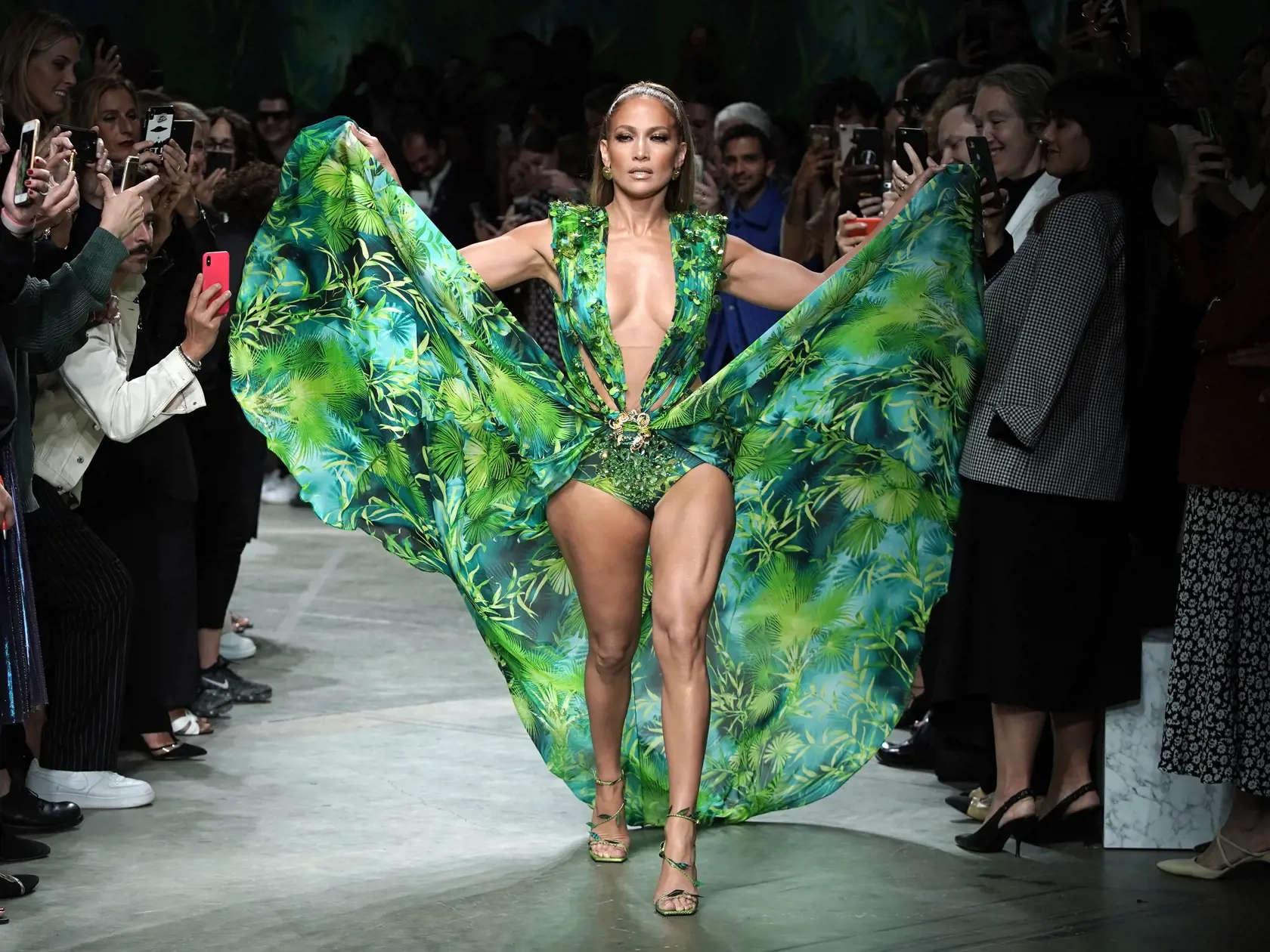Jennifer Lopez na módnej prehliadke Versace v talianskom Miláne.