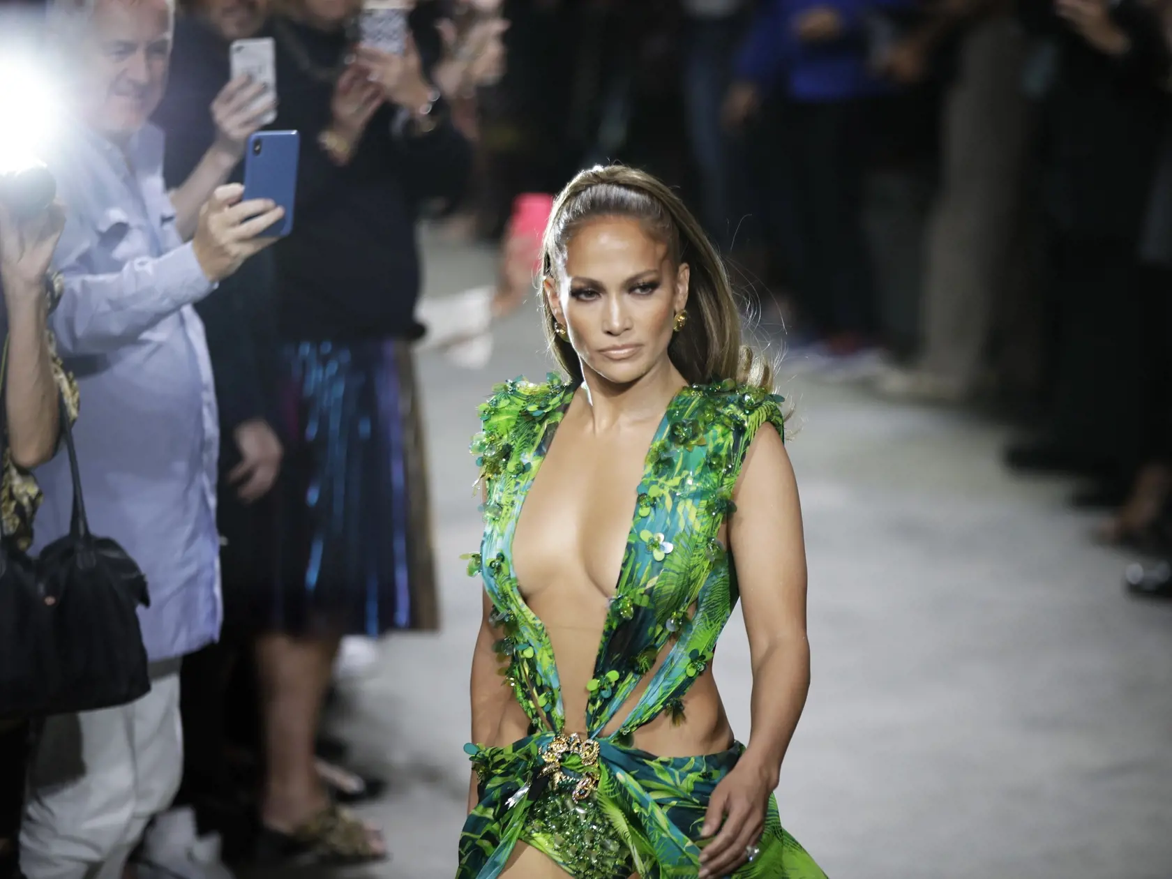 Jennifer Lopez na módnej prehliadke Versace v talianskom Miláne.