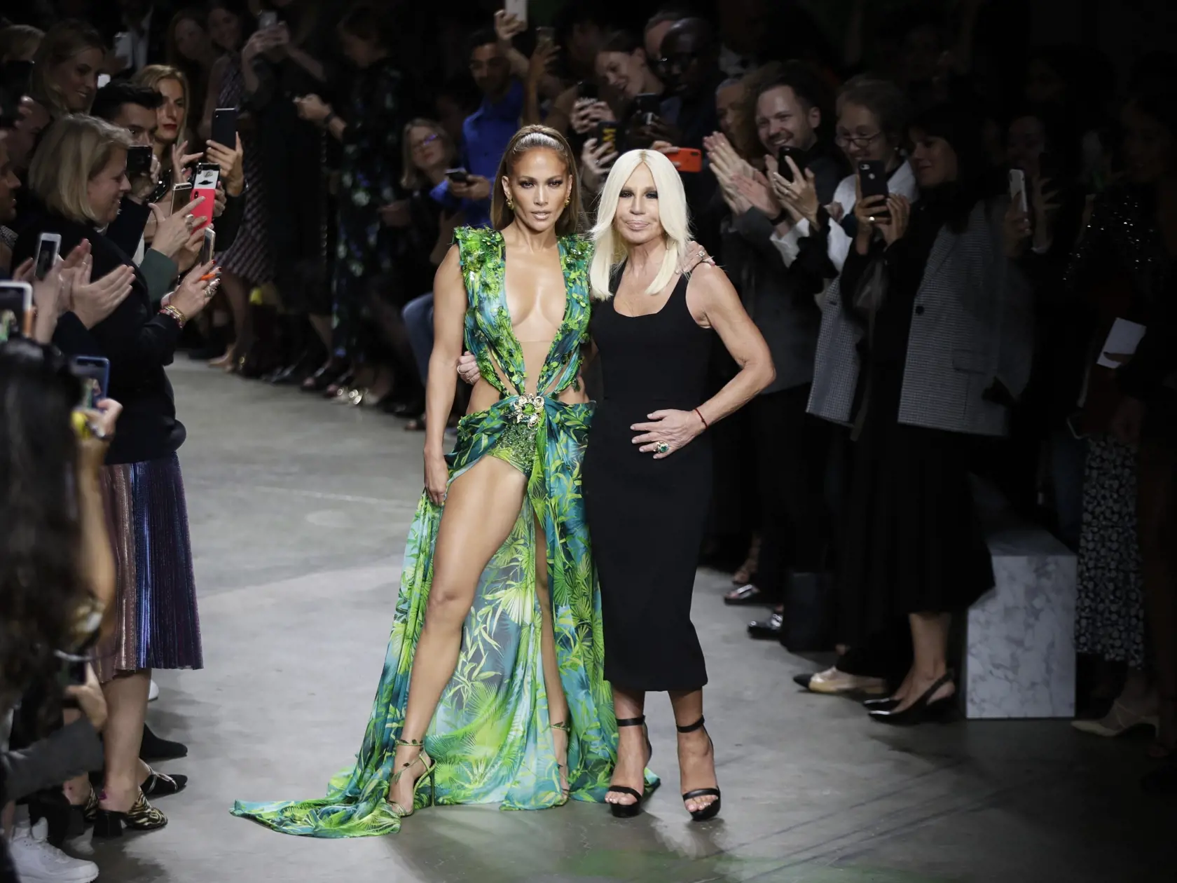 Jennifer Lopez na módnej prehliadke Versace v talianskom Miláne.