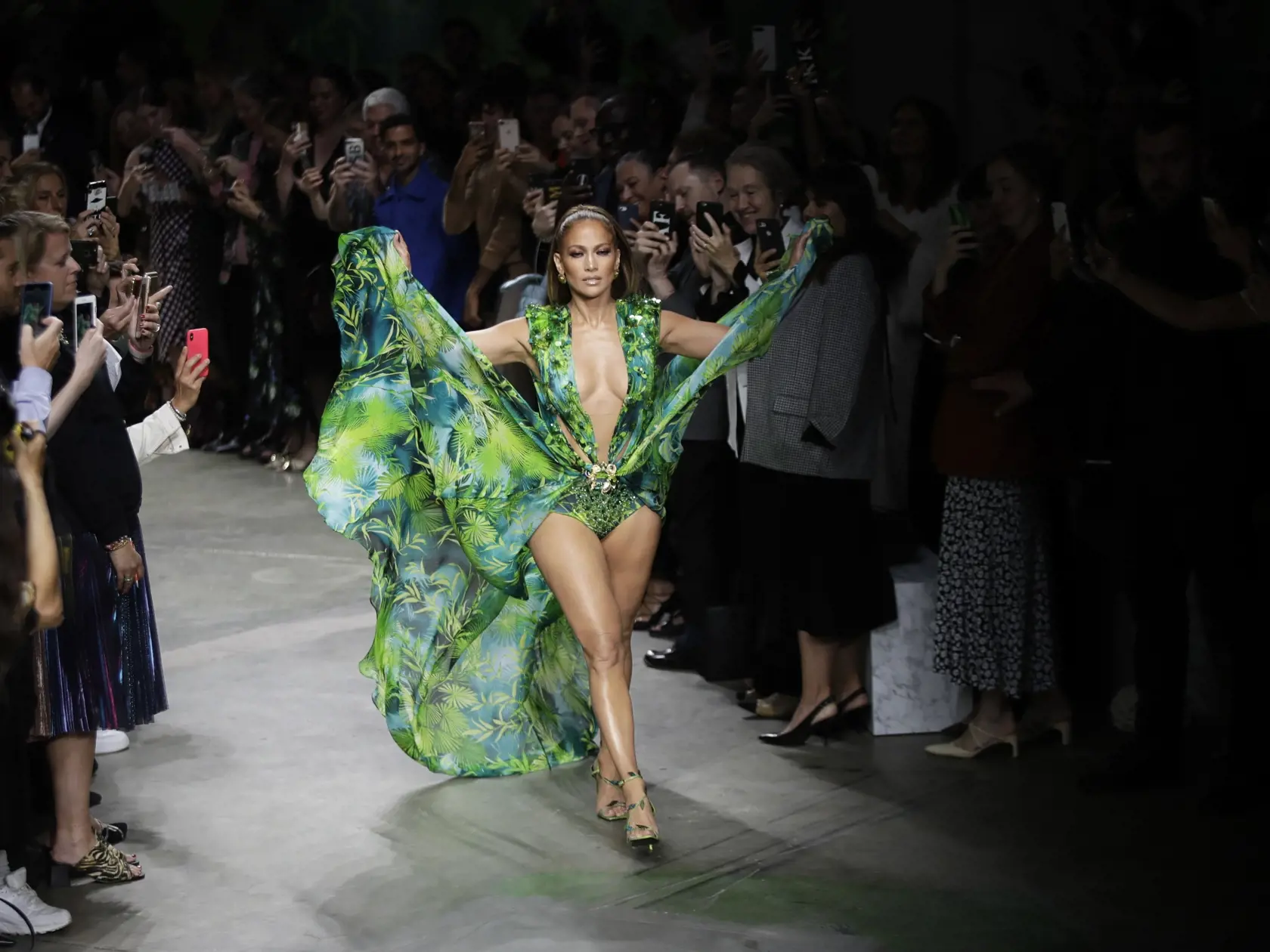 Jennifer Lopez na módnej prehliadke Versace v talianskom Miláne.
