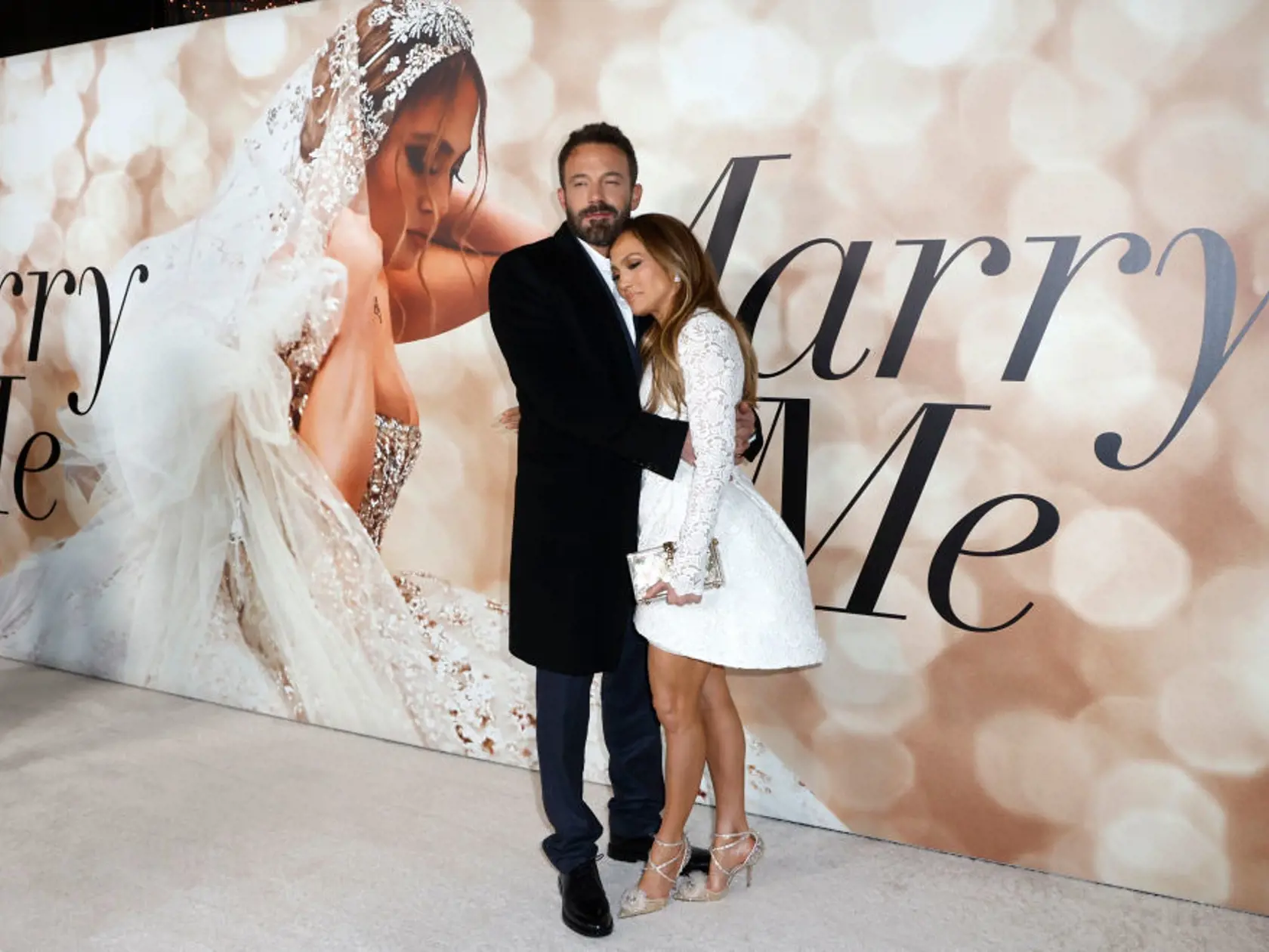 Zatiaľ čo Jennifer Lopez (52) mala na premiére filmu „Vezmi si ma!“ oči len pre svojho Bena, všetci ostatní z očarujúcej herečky nevedeli spustiť zrak. JLo si totiž pre túto príležitosť obliekla krátke čipkované biele šaty, ktorých atypická sukňa jednoznačne vyčnievala z davu.