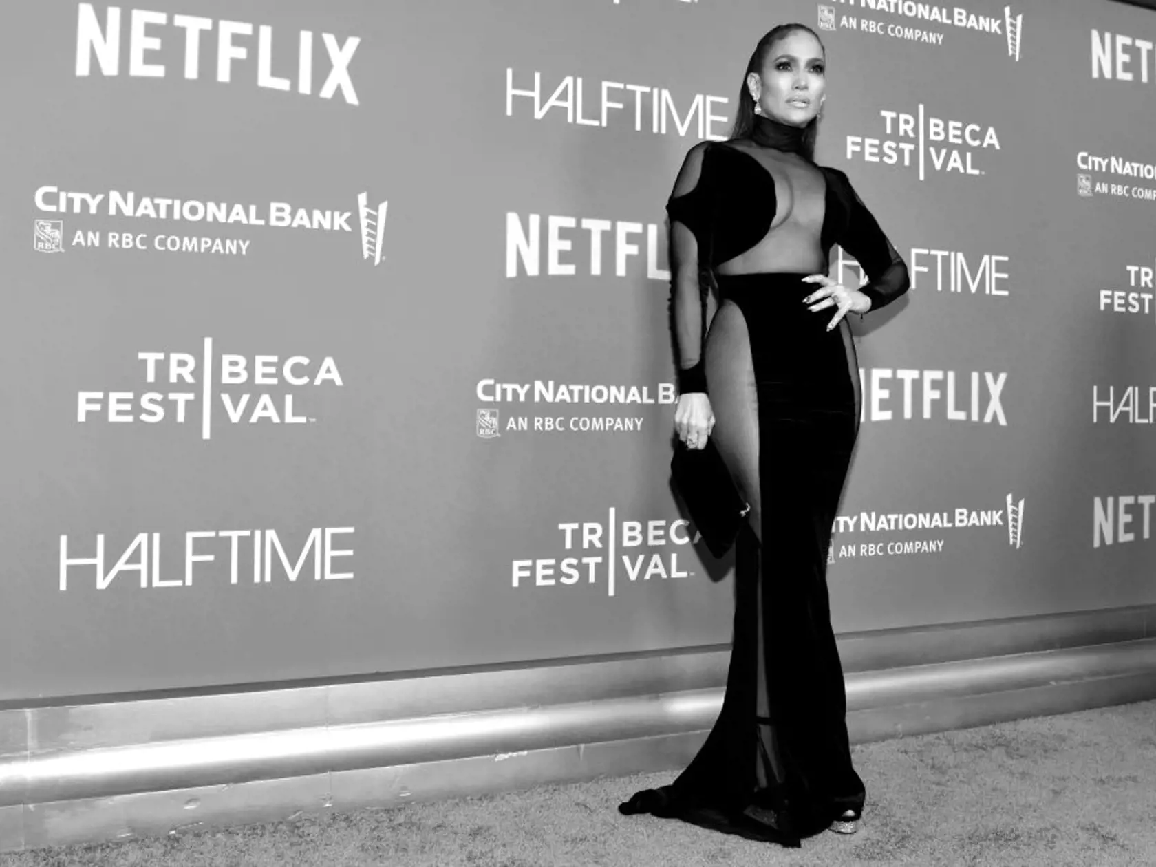 Jennifer Lopez dráždila na premiére dokumentu Halftime  v čiernych šatách.