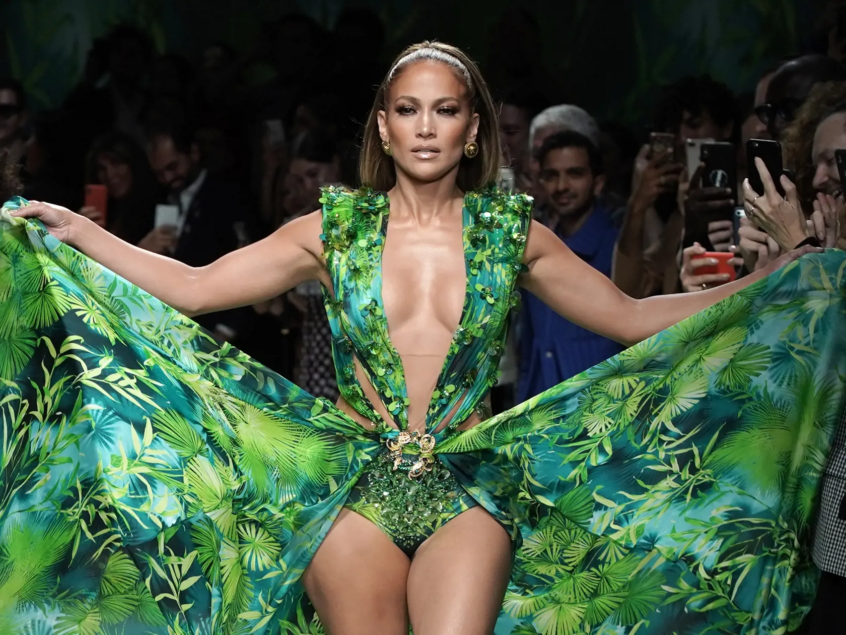 Jennifer Lopez na módnej prehliadke Versace v talianskom Miláne.