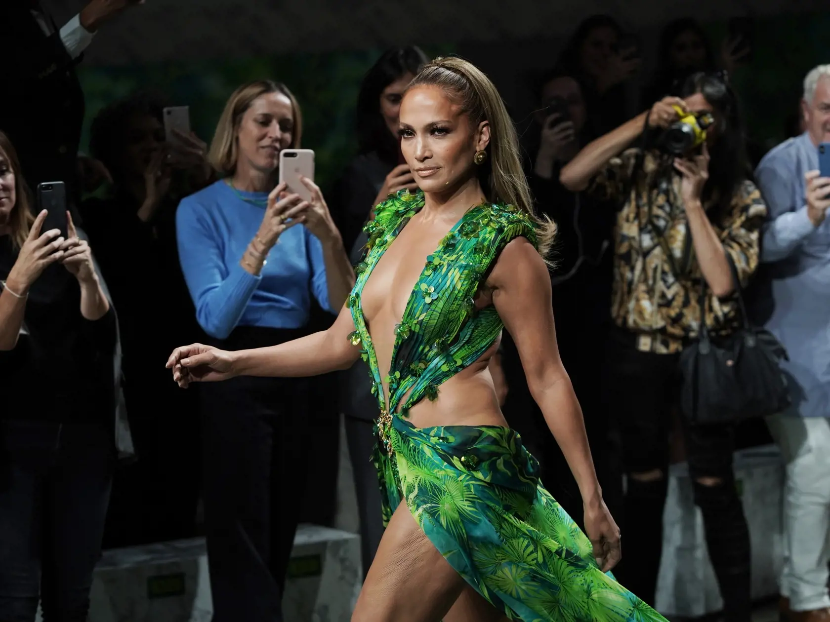 Jennifer Lopez na módnej prehliadke Versace v talianskom Miláne.