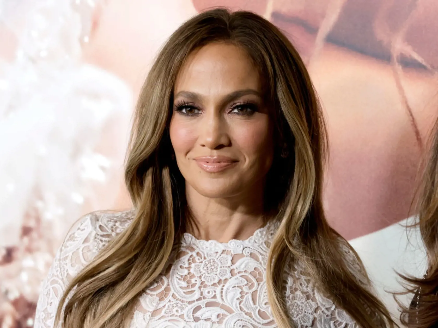 Zatiaľ čo Jennifer Lopez (52) mala na premiére filmu „Vezmi si ma!“ oči len pre svojho Bena, všetci ostatní z očarujúcej herečky nevedeli spustiť zrak. JLo si totiž pre túto príležitosť obliekla krátke čipkované biele šaty, ktorých atypická sukňa jednoznačne vyčnievala z davu.