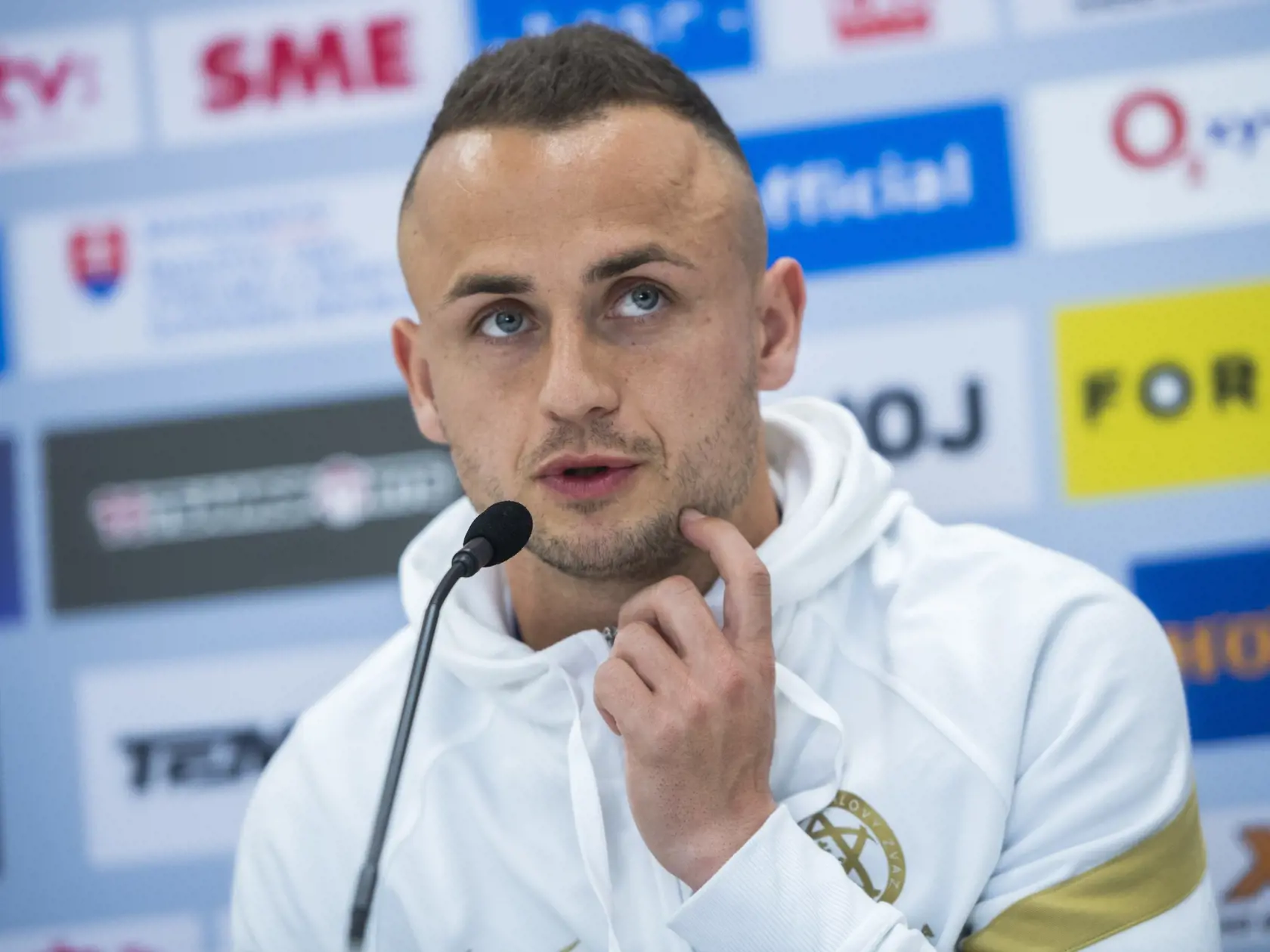 Zdá sa, že Stano futbal miluje oveľa viac ako nejakú rodinu. Vedľa seba chce mať reprezentatívnu ženu a keďže Daniela podľa neho po pôrode pár kíl pribrala, nemohol to vystáť. Radšej jej dal zbohom.