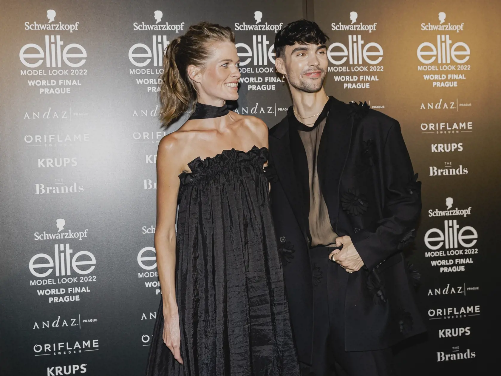 Na snímke Michaela Hlaváčková a Adam Pavlovčin počas svetového finále Schwarzkopf Elite Model Look 2022 v Španielskej sále Pražského hradu.