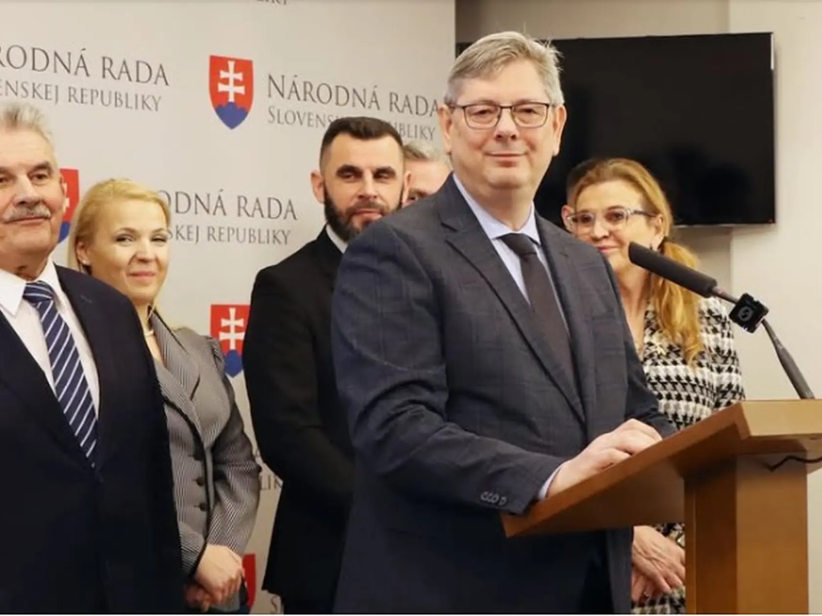Minister spravodlivosti predstavuje novelu zákona o bezplatnej právnej pomoci.