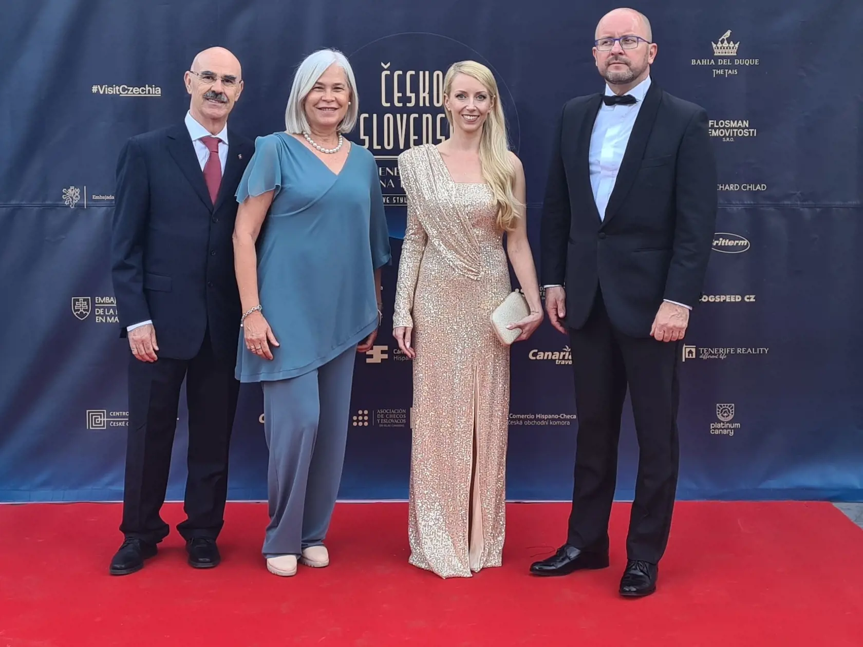 Na španielskom ostrove Tenerife, usporiadali Česko – Slovenský ples s mnohými celebritnými hosťami. Na piesne Michala Davida, či Petra Nagya sa tu zabávala Ivana Gottová, Dagmar Havlová, aj český milionár Richard Chlad so svojou partnerkou Annou Mariou.