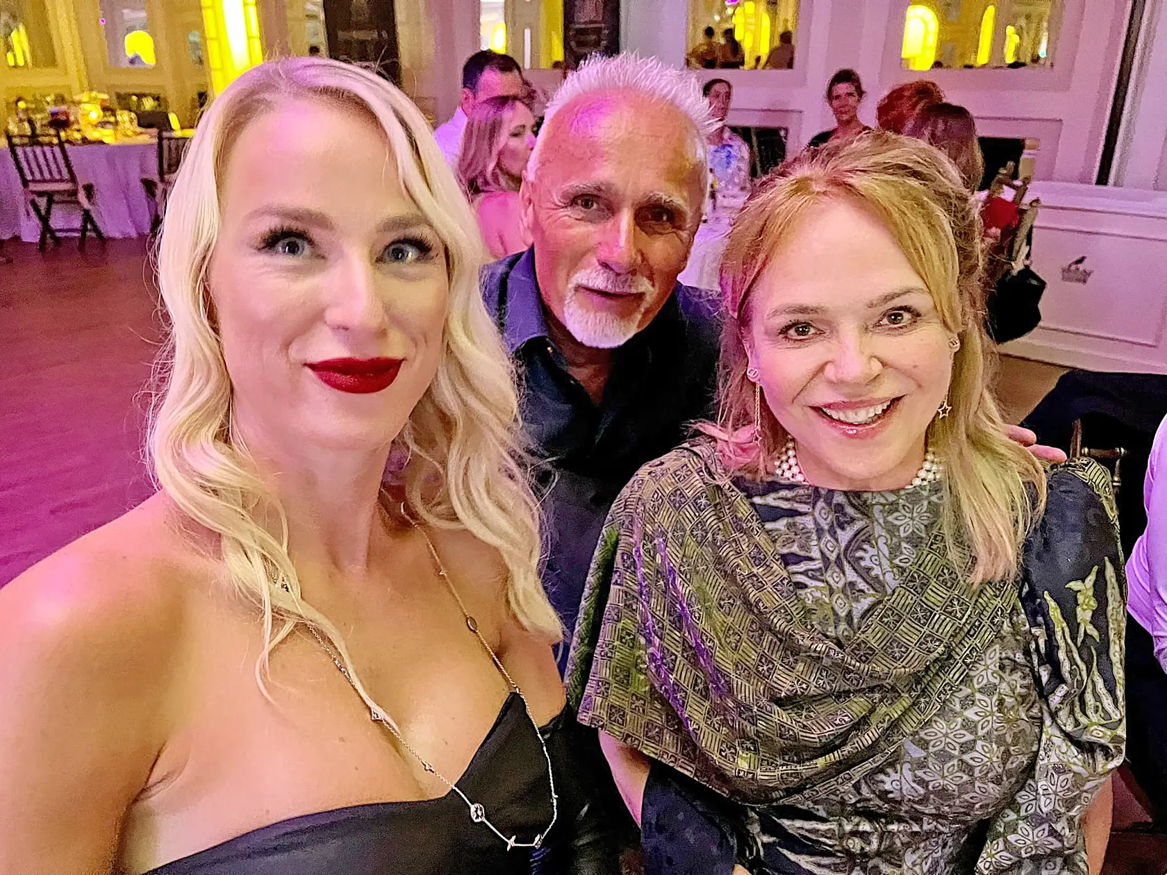 V dobrej spoločnosti. Český miliardár Richard Chlad s priateľkou Annou Marie Kánskou a Dagmar Havlovou.