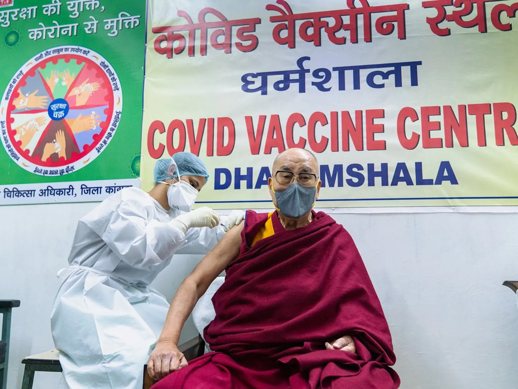 Tibetský duchovný vodca dalajláma sa dal zaočkovať proti koronavírusu.