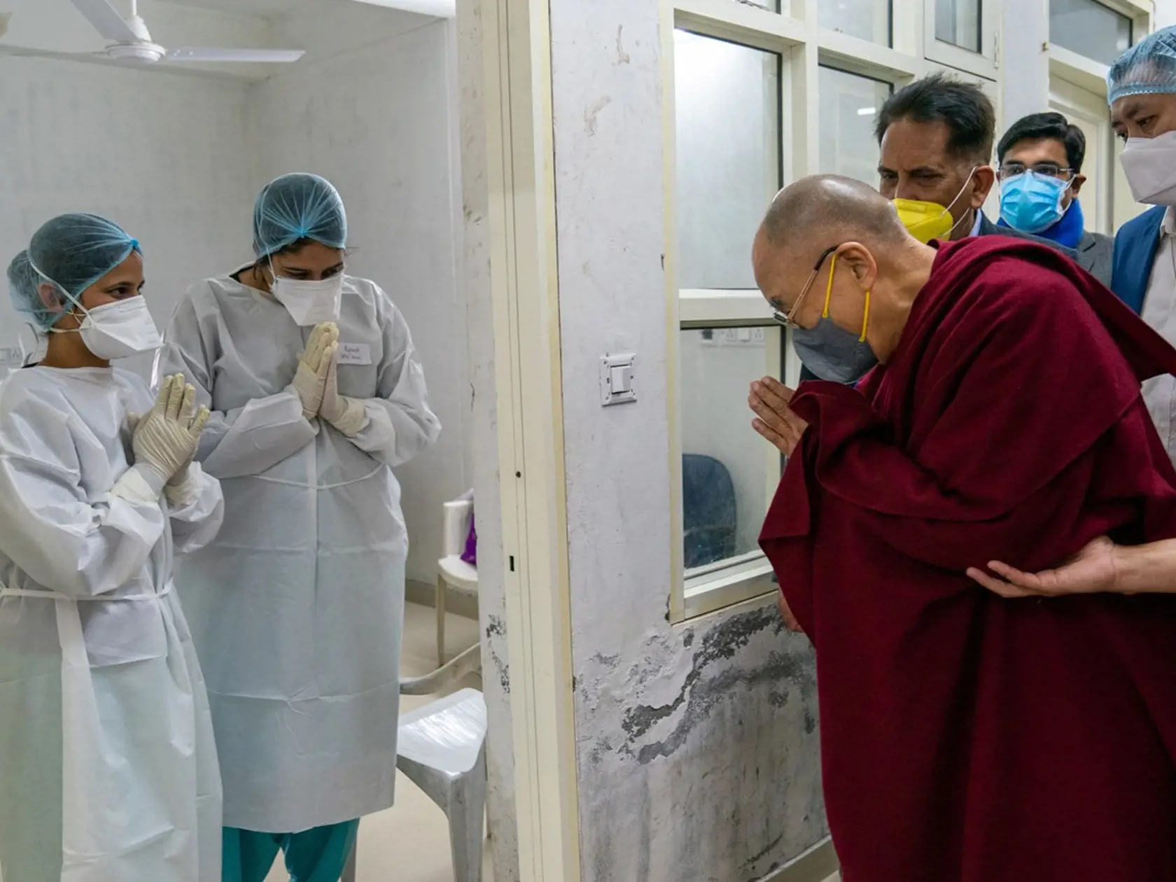 Tibetský duchovný vodca dalajláma sa dal zaočkovať proti koronavírusu.