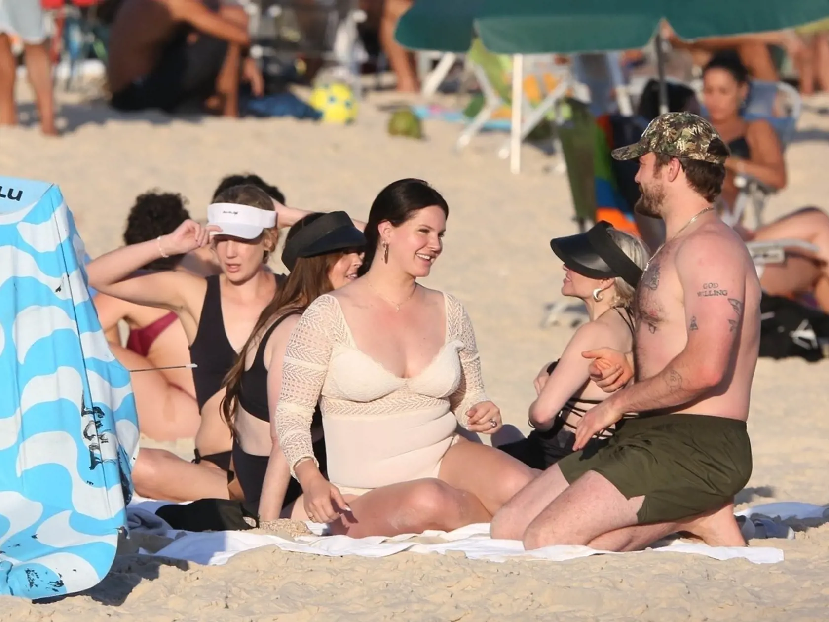 Lana si užíva leto na pláži v Riu.