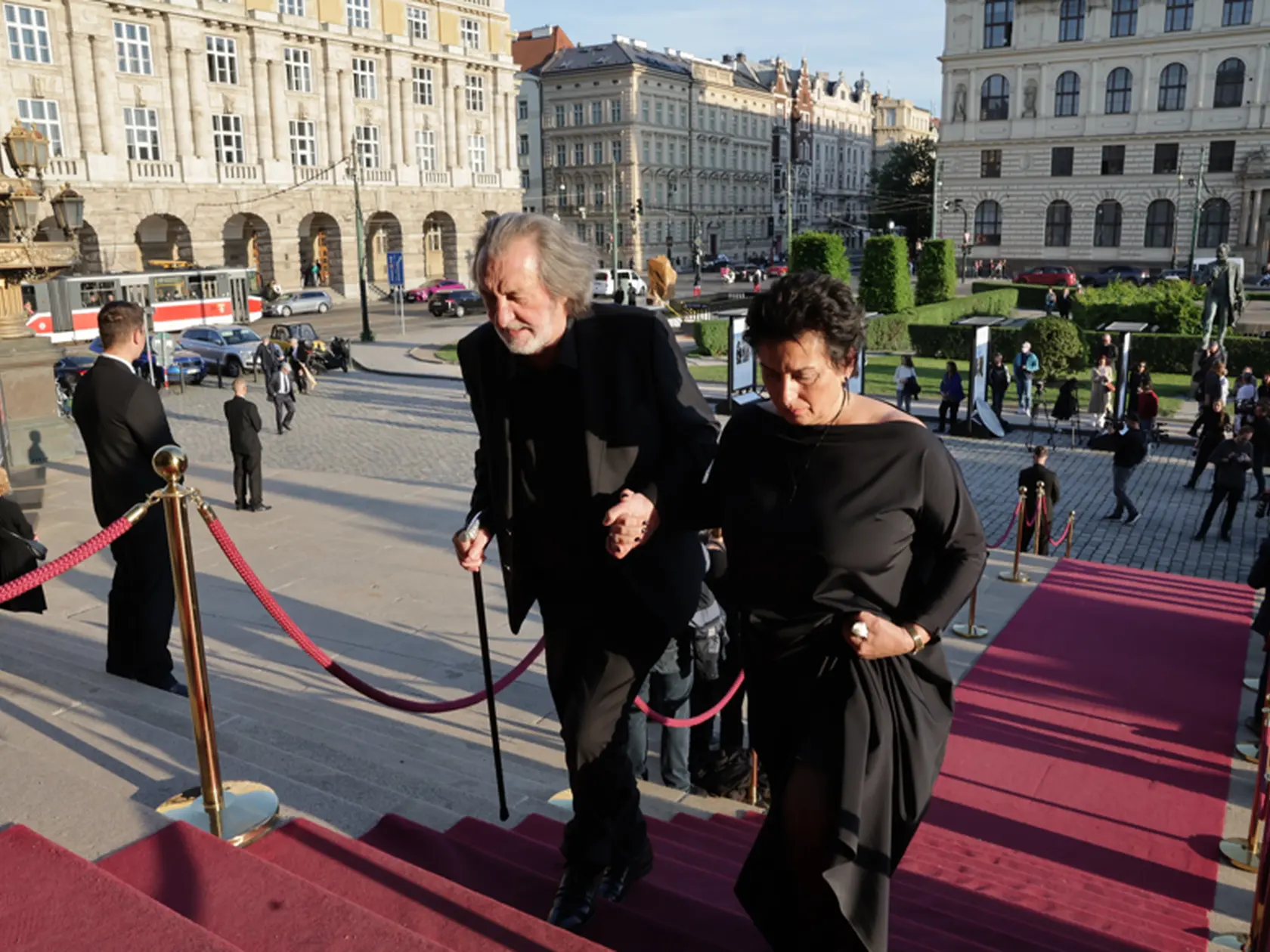 Mejdan na počesť Jiřího Bartošku, ktorý si sám prial: Bolek Polívka s manželkou. 