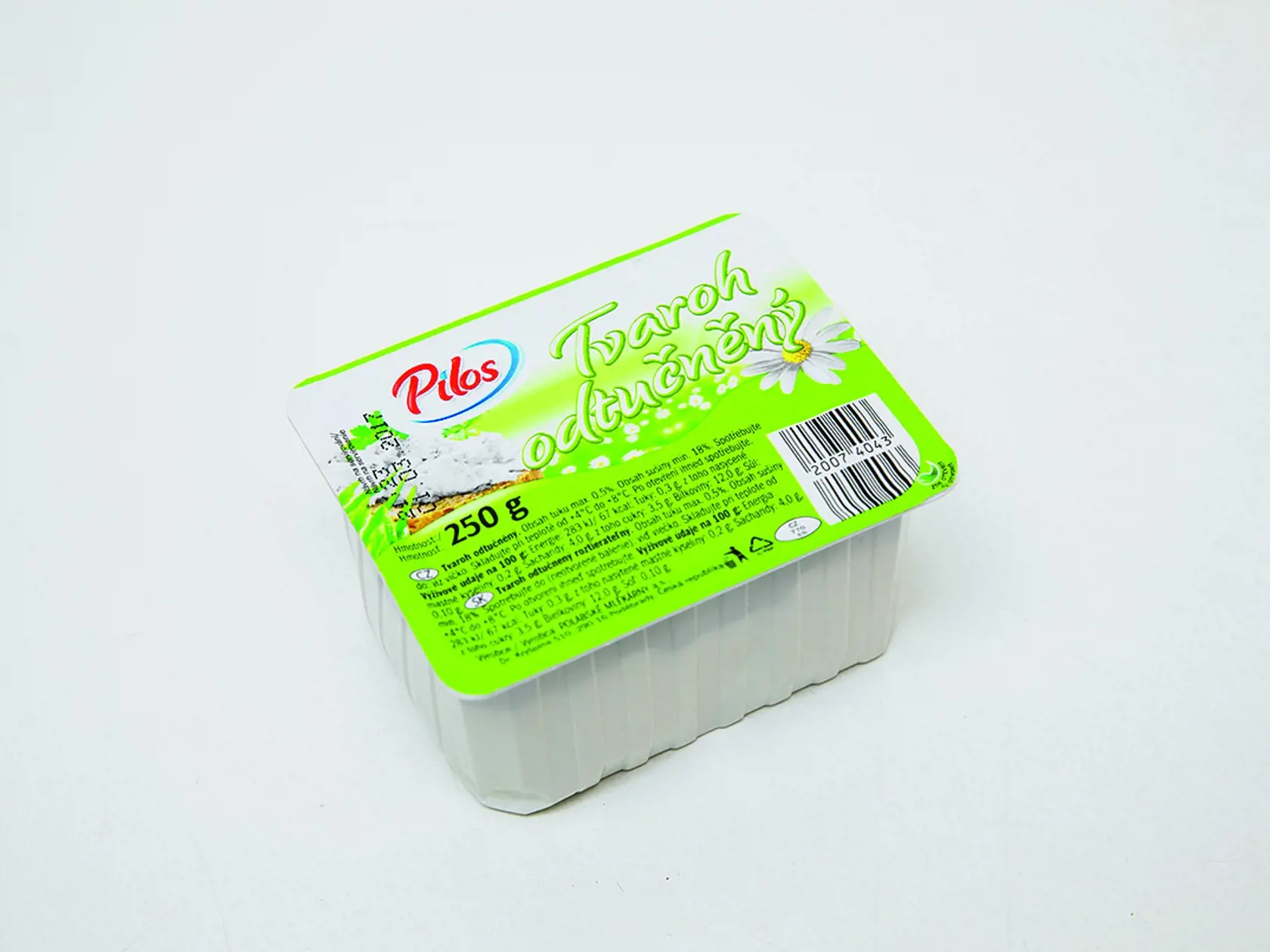 Tvaroh odtučnený 
PILOS, 250 g, krajina pôvodu Česko, energia v 100 g: 283 kJ, bielkoviny: 12 g, sacharidy: 4 g a tuky: 0,3 g. REDAKCIA HODNOTÍ: Veľmi hustý, hutný tvaroh pripomína ricottu. Na okrajoch je trocha oddelenej srvátky. Textúra je hladká, miestami cítiť drobné hrudky. Chuť je veľmi dobrá, neutrálna s kyslastým akcentom. Použiteľný nasladko i naslano.