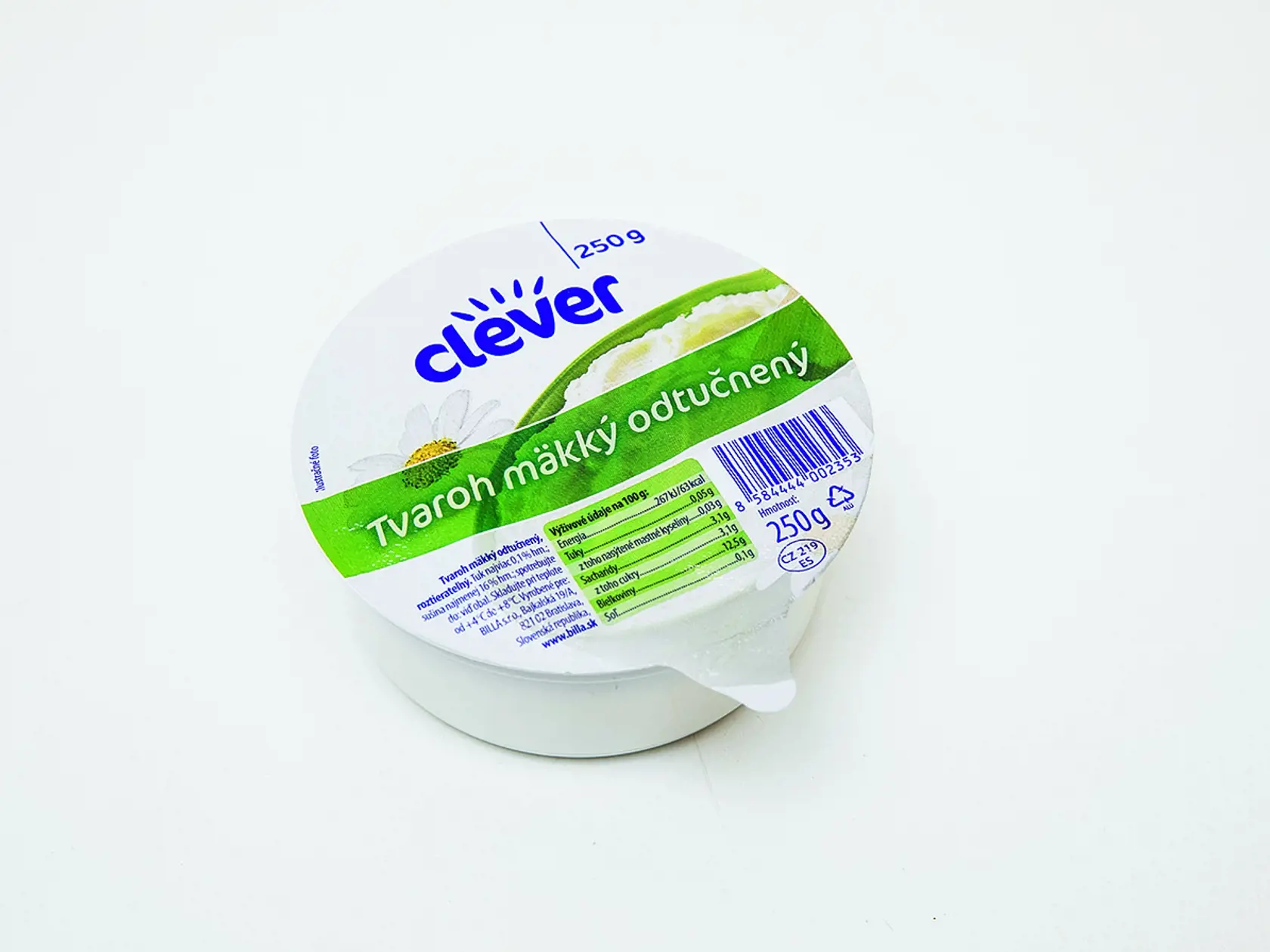 Tvaroh mäkký odtučnený 
CLEVER, 250 g, krajina pôvodu Česko, energia v 100 g: 267 kJ, bielkoviny: 12,5 g, sacharidy: 3,1 g a tuky: 0,05 g. REDAKCIA HODNOTÍ: Tvaroh vonia ako kyslá smotana, má stredne hustú konzistenciu a hladkú textúru. Na okrajoch sa vyzrážalo trocha srvátky. Chuťovo je veľmi príjemný, mierne kyslastý, trocha pripomína syr cottage. Výborný základ slaných nátierok.