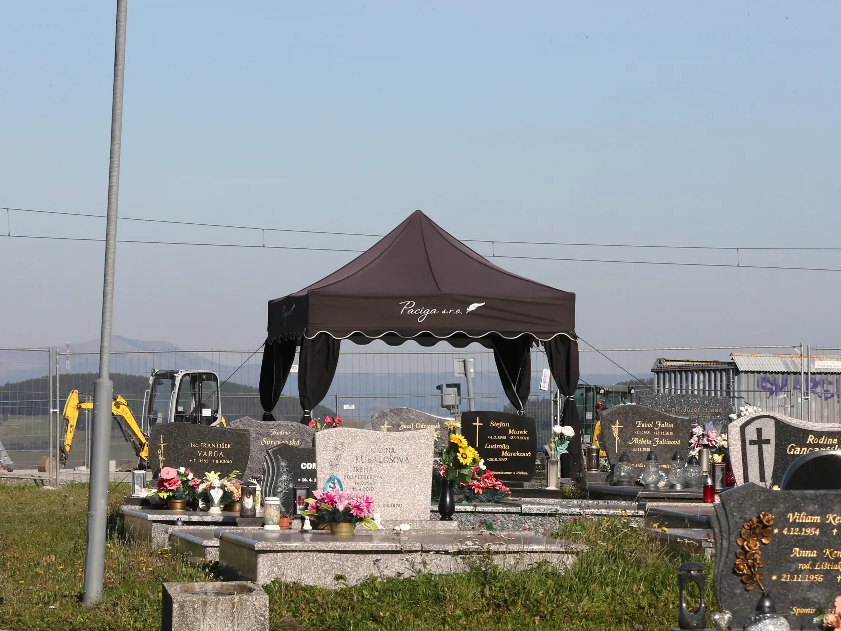 Posledná rozlúčka s nadanou študentkou Broňou. V sobotu (8.10.) sa rozlúčili rodiny Mareka a Brone so svojími milovanými deťmi, vnúčatami, a súrodencami. Ich mladé životy vyhasli vinou opitého vodiča.