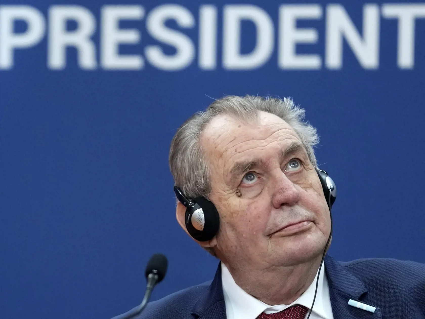 Na snímke odchádzajúci český prezident Miloš Zeman počas tlačovej konferencie so srbským prezidentom Aleksandrom Vučičom 30. januára 2023 v Belehrade.