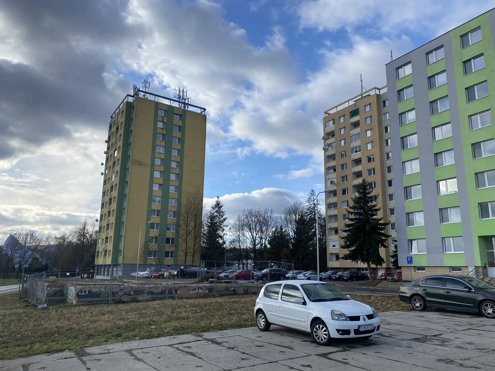 Súčasný stav na Mukačevskej ulici v Prešove. Bytovka, v ktorej vybuchol pred dvomi rokmi plyn a ktorú museli zbúrať, stála vľavo.