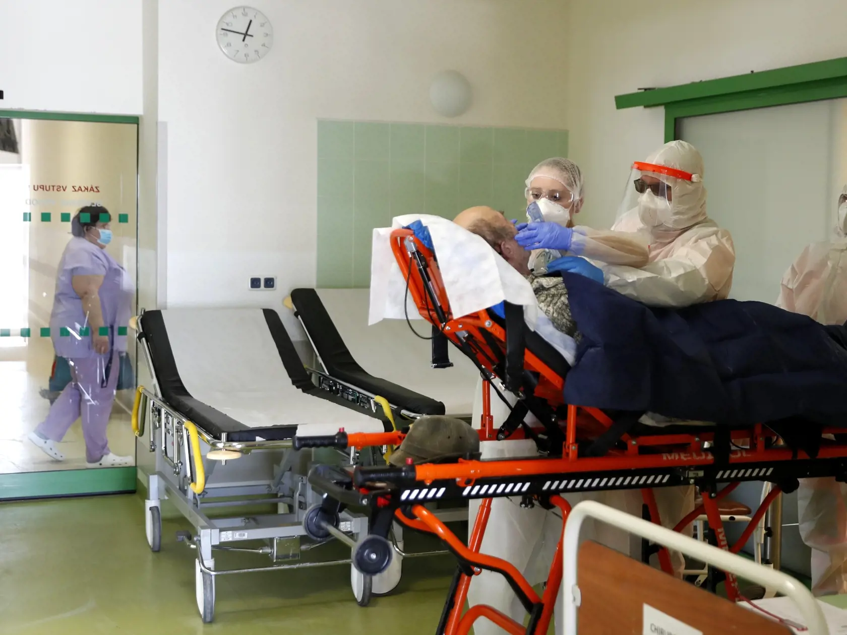 Zatiaľ čo niektorí ľudia jazdia na dovolenky, iní bojujú v nemocniciach s nákazou koronavírusu.