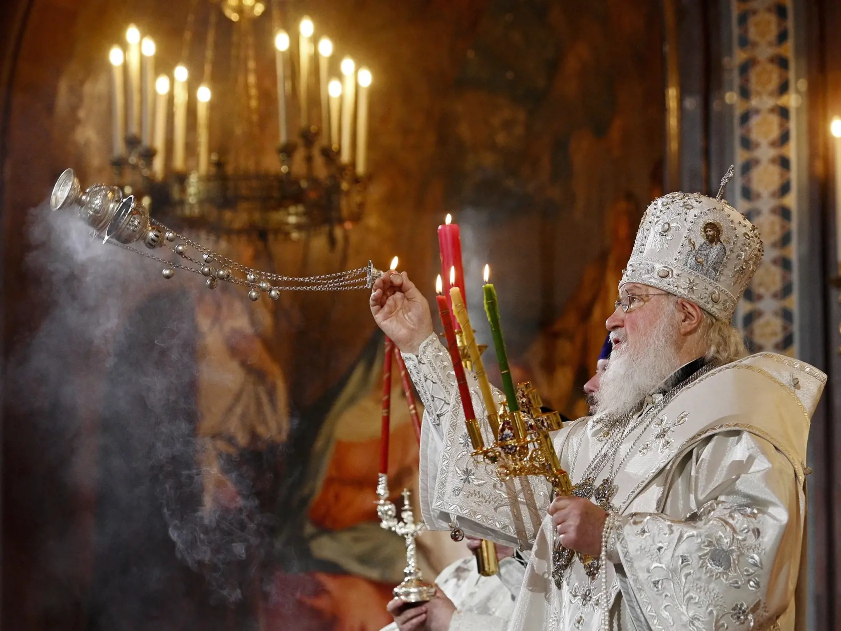JB 13 Moskva - Ruský pravoslávny patriarcha Kirill  počas celebrovania veľkonočnej pravoslávnej bohoslužby v prázdnom Chráme Krista Spasiteľa v Moskve 19. apríla 2020 na zabránenie šíreniu nového koronavírusu. Pravoslávni veriaci dnes oslavujú Veľkonočnú nedeľu. FOTO TASR/AP

Russian Orthodox Church Patriarch Kirill conducts the church's main service celebrating Orthodox Easter at the Christ the Savior Cathedral in Moscow, Russia, early Sunday, April 19, 2020. Orthodox priests in much of Europe 