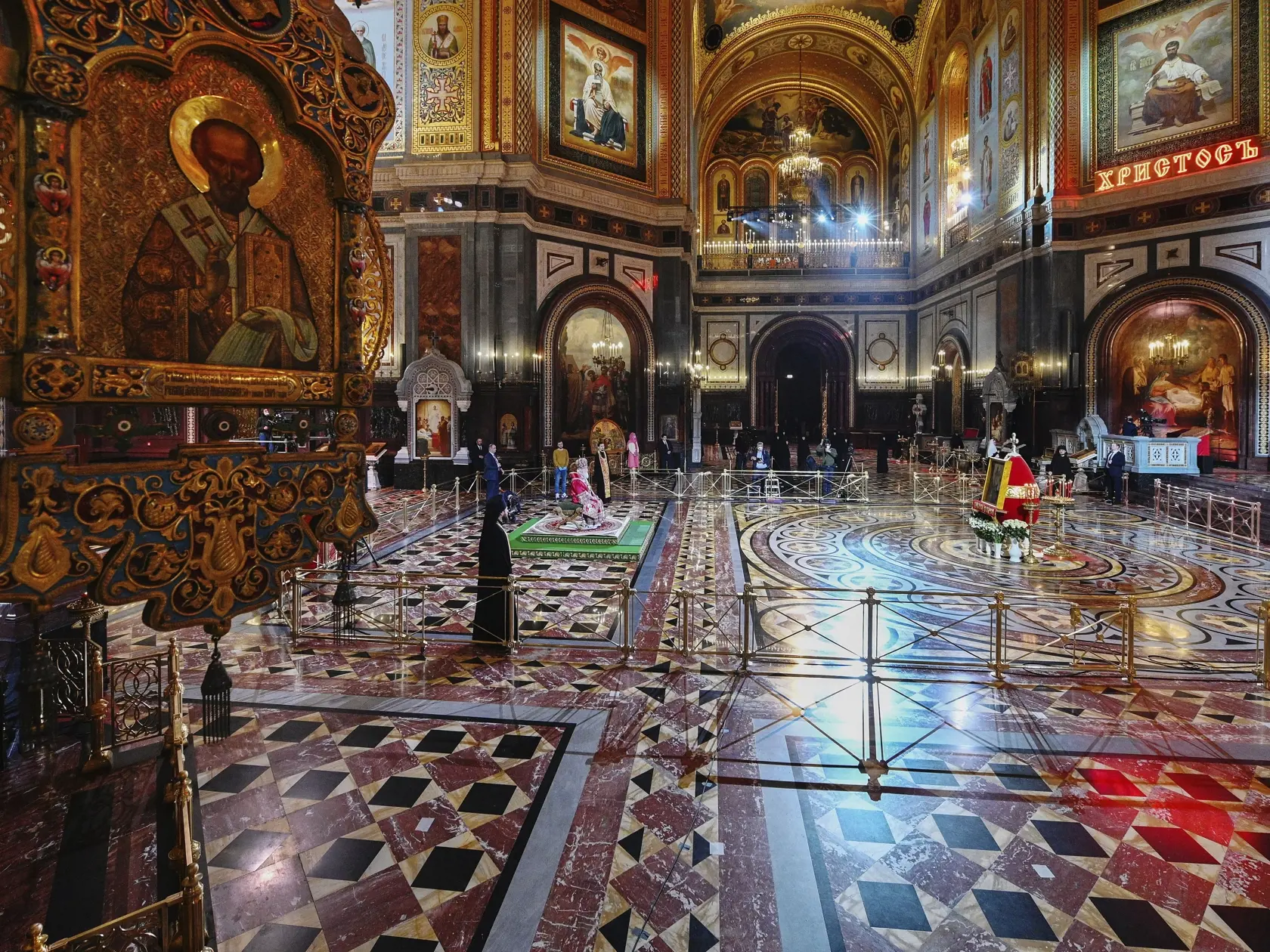 JB 14 Moskva - Ruský pravoslávny patriarcha Kirill  (v pozadí vľavo) počas celebrovania veľkonočnej pravoslávnej bohoslužby v prázdnom Chráme Krista Spasiteľa v Moskve 19. apríla 2020 na zabránenie šíreniu nového koronavírusu.  FOTO TASR/AP
