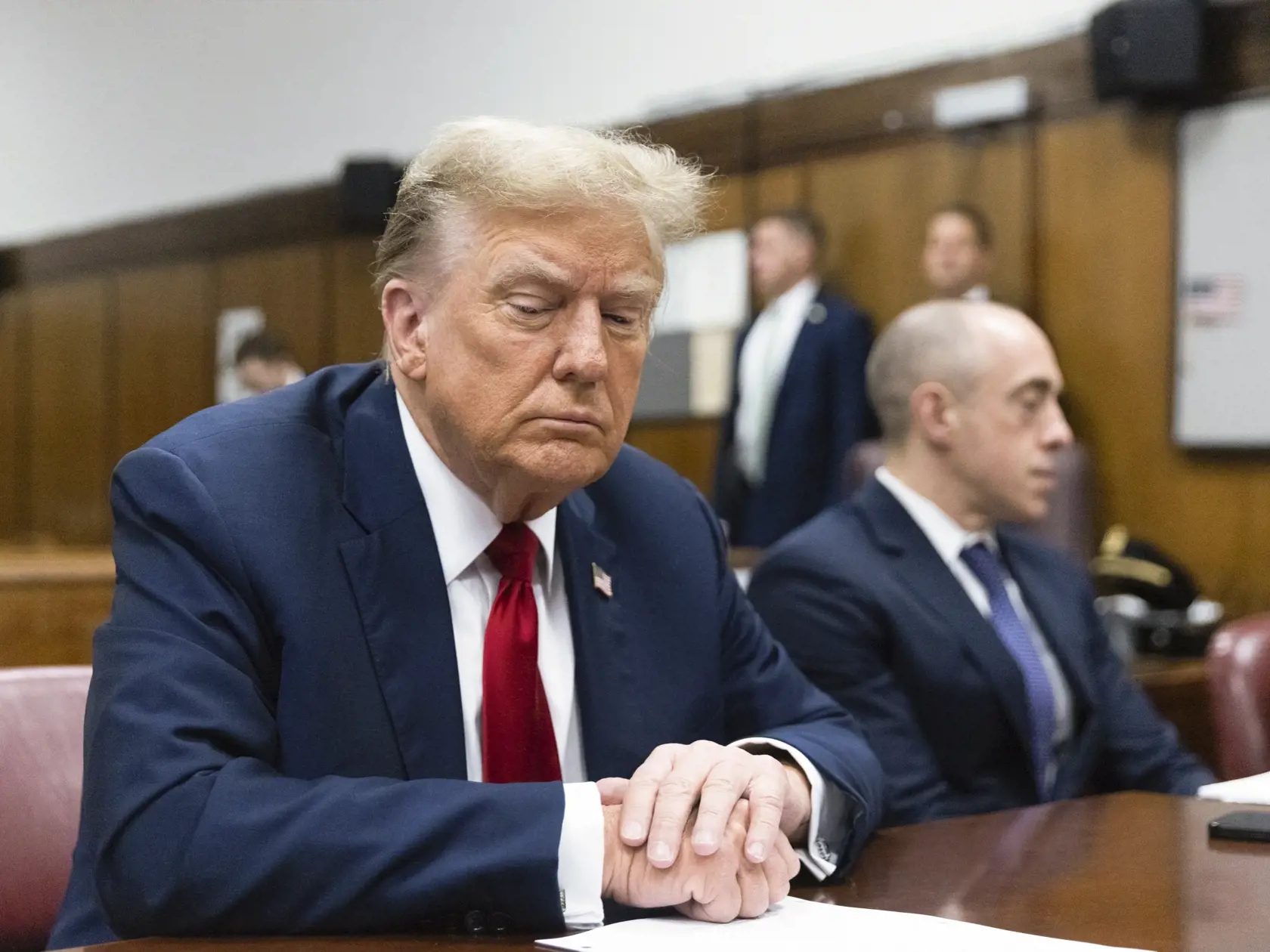 Na snímke bývalý americký prezident Donald Trump v pondelok 15. apríla 2024 na trestnom súde na Manhattane v New Yorku. Proces s bývalým prezidentom Trumpom sa začína v pondelok výberom poroty. Je to jedinečný moment pre americkú históriu ako prvý trestný proces s bývalým vrchným veliteľom USA. FOTO TASR/AP
