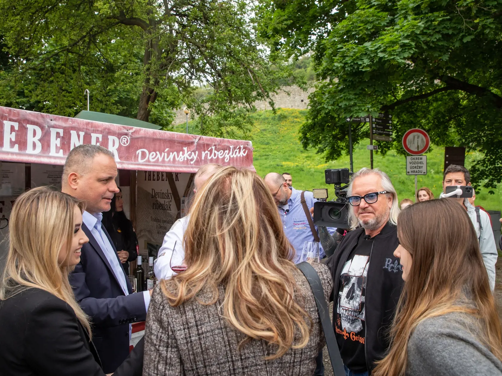 Na snímke je rodina Geissenovcov počas sobotňajšom výlete na hrad Devín. Geissenovcov sprevádzali minister hospodárstva Slovenskej republiky Richard Sulík a predseda Bratislavského samosprávneho kraja Juraj Droba.