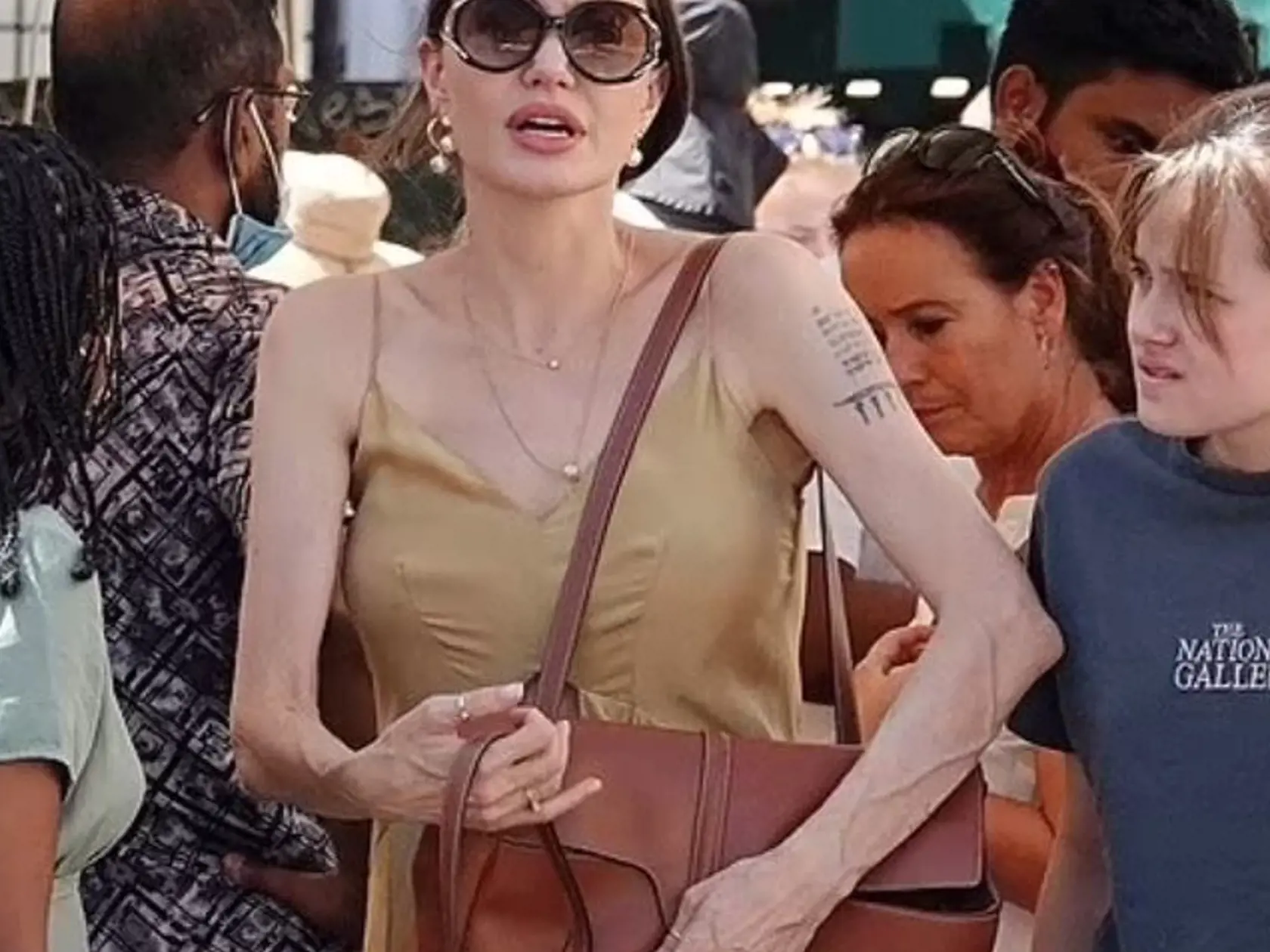 Angelina Jolie priznala poruchu príjmu potravy:

V septembri 2021 sa herečka dostala do nemocnice v súvislosti s jej poruchou príjmu potravy. Zdroj pre National Enquirer neskôr v ten deň povedal, že jej neexistujúce stravovacie návyky sú tu už dlhý čas. Hviezda trpela anorexiou však už ako tínedžerka a dokonca chodila na terapie pre problémy s jedením, ktoré vyvolala úzkosť.