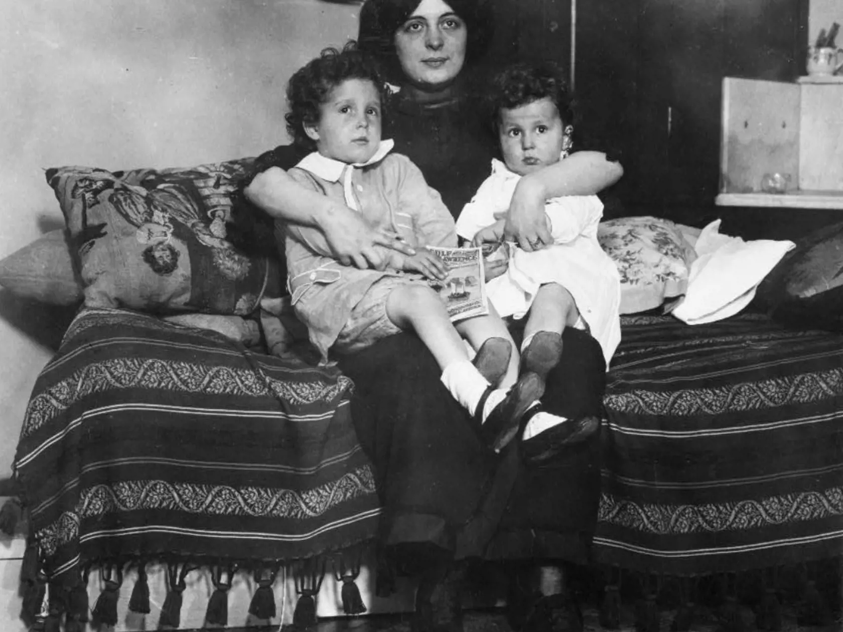 Marcelle Navratil Caretto so svojimi synmi Michelom (vľavo) a Edmondom (vpravo). Michel sa dožil veku 93 rokov. Edmond zomrel predčasne vo veku 53 rokov.