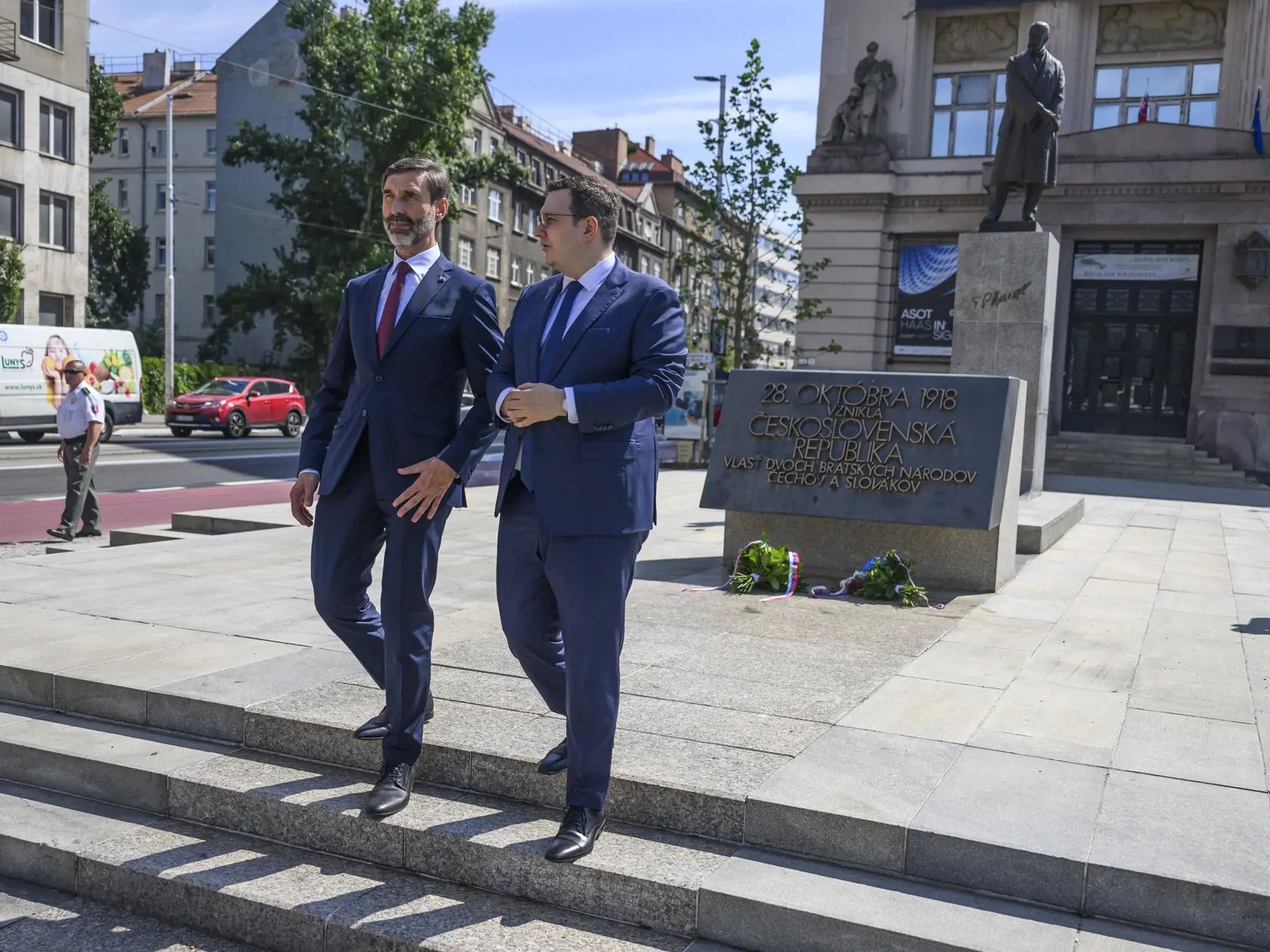 Na snímke sprava minister zahraničných vecí Českej republiky Jan Lipavský a minister zahraničných vecí a európskych záležitostí SR Juraj Blanár (Smer-SD) počas pietneho aktu kladenie vencov k pomníku T. G. Masaryka v Bratislave 18. júna 2024. FOTO TASR - Jaroslav Novák