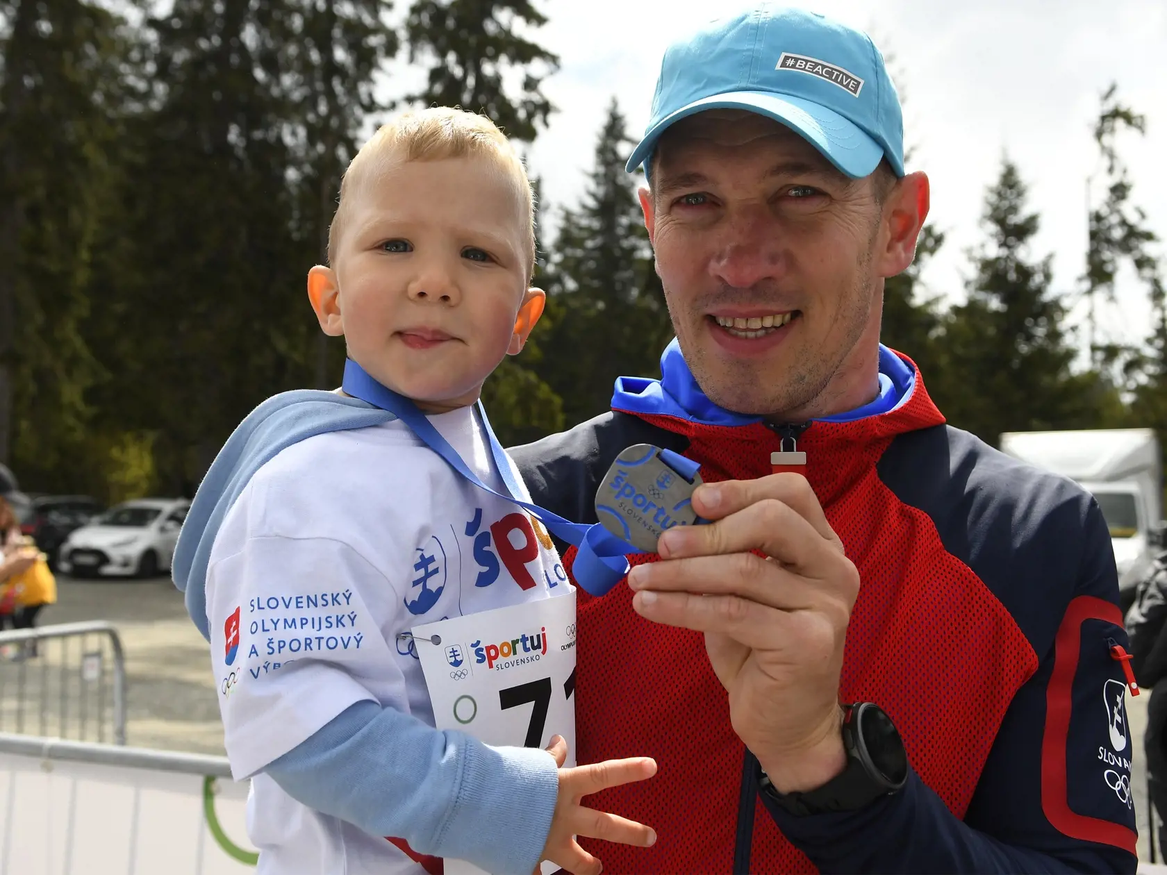 Na snímke boxer Tomi "Kid" Kovács so svojím synom počas akcie Športuj Slovensko na Štrbskom Plese 21. mája 2022. FOTO TASR – Milan Kapusta
